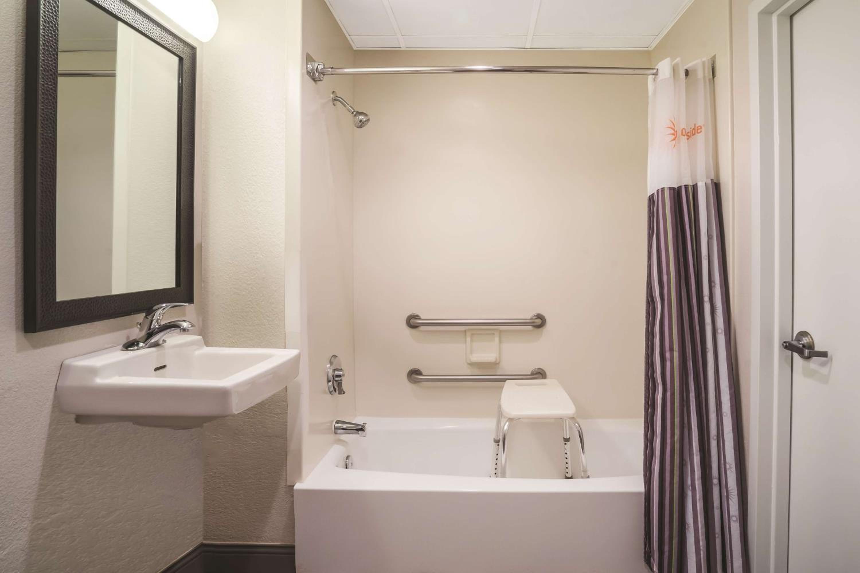 King Room with Bath Tub - Mobility Accessible/Non-Smoking - Photo 9