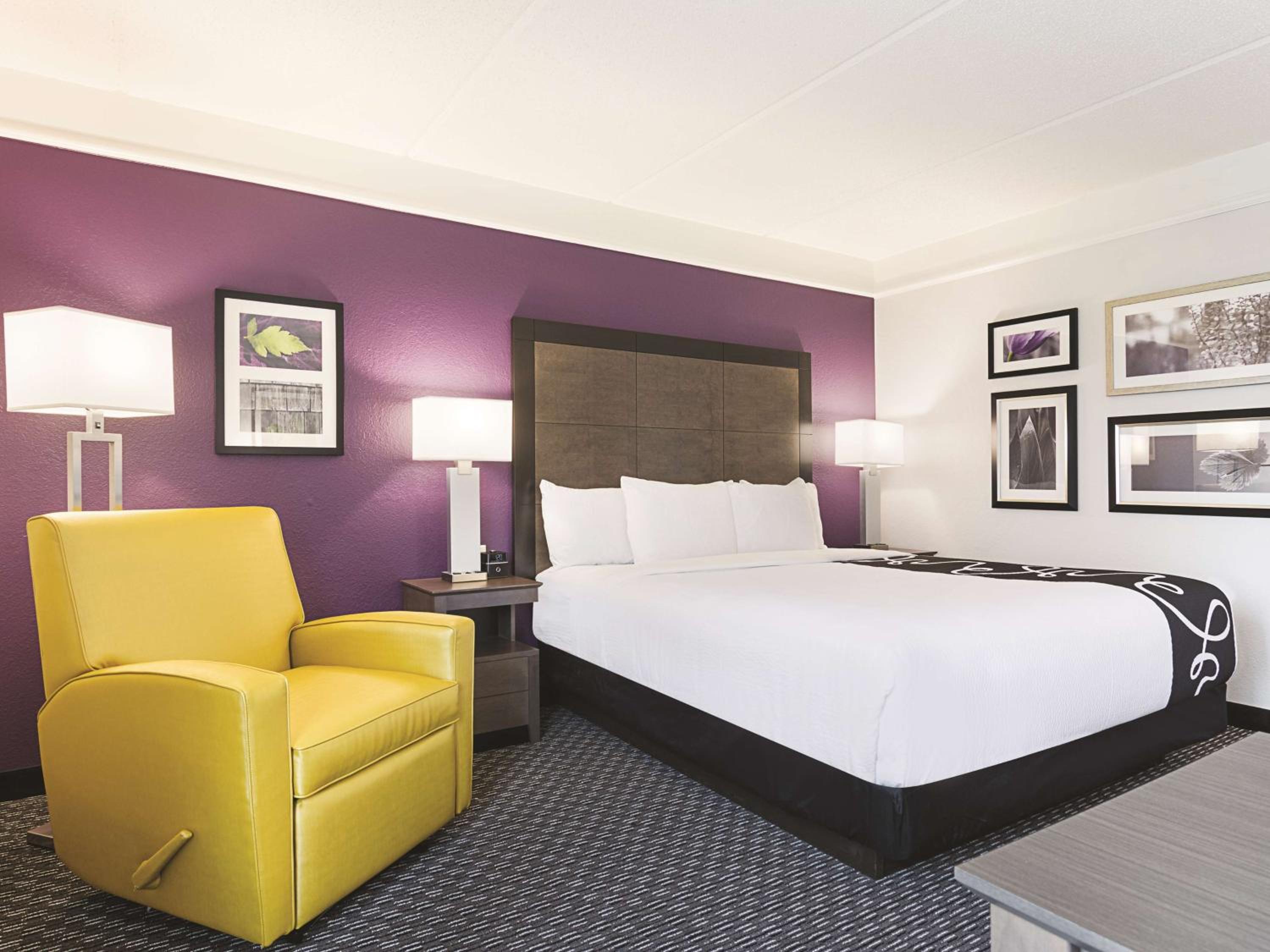 King Room with Bath Tub - Mobility Accessible/Non-Smoking - Photo 2