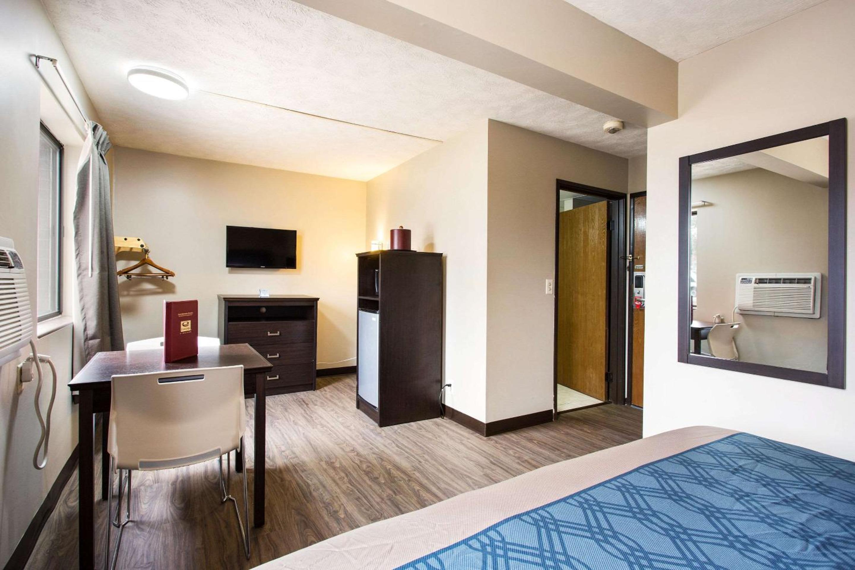 1 Queen Bed, Smoking, Refrigerator & Microwave - Photo 1