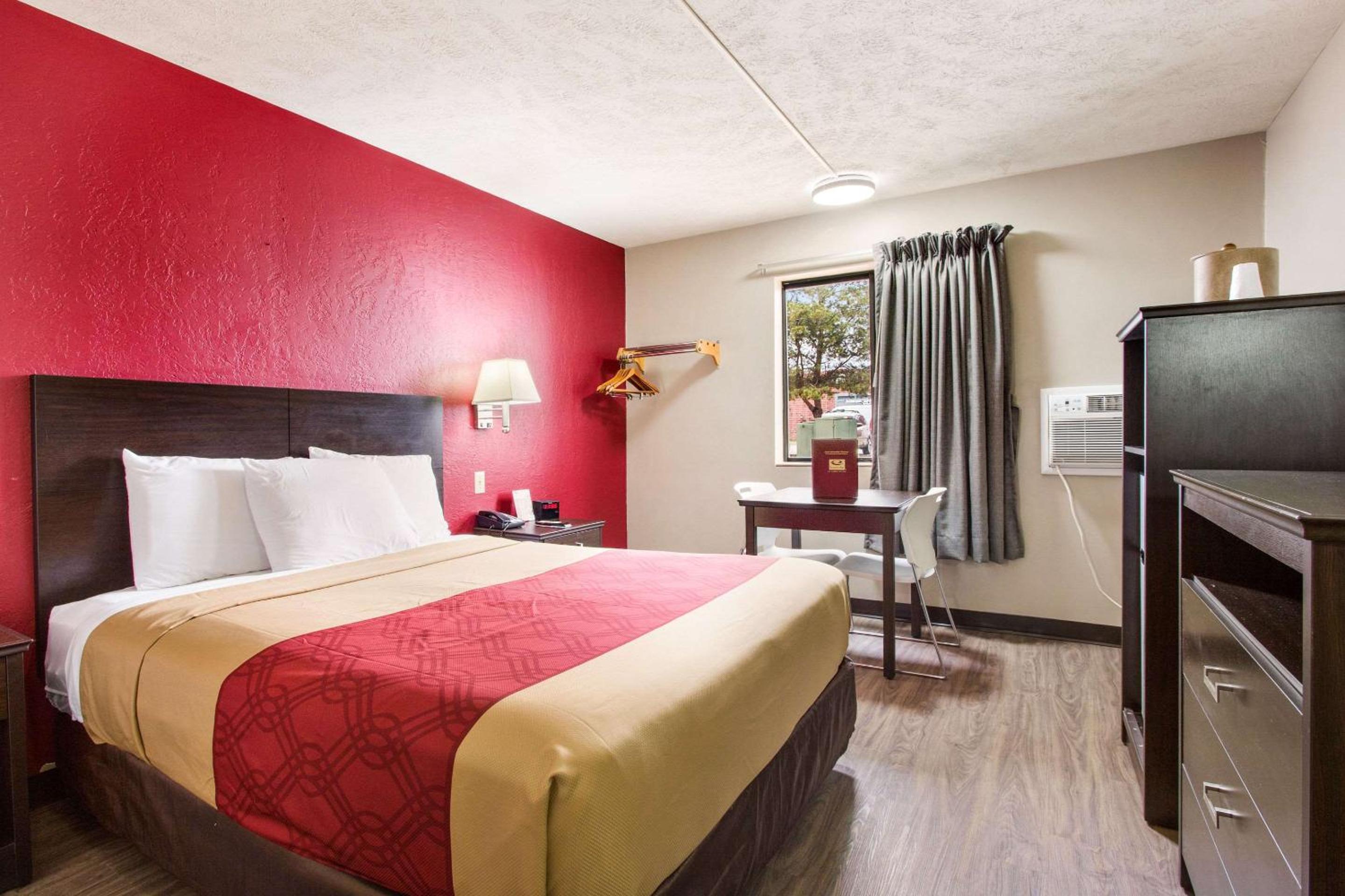 1 Queen Bed, Non-Smoking, Refrigerator & Microwave - Photo 3