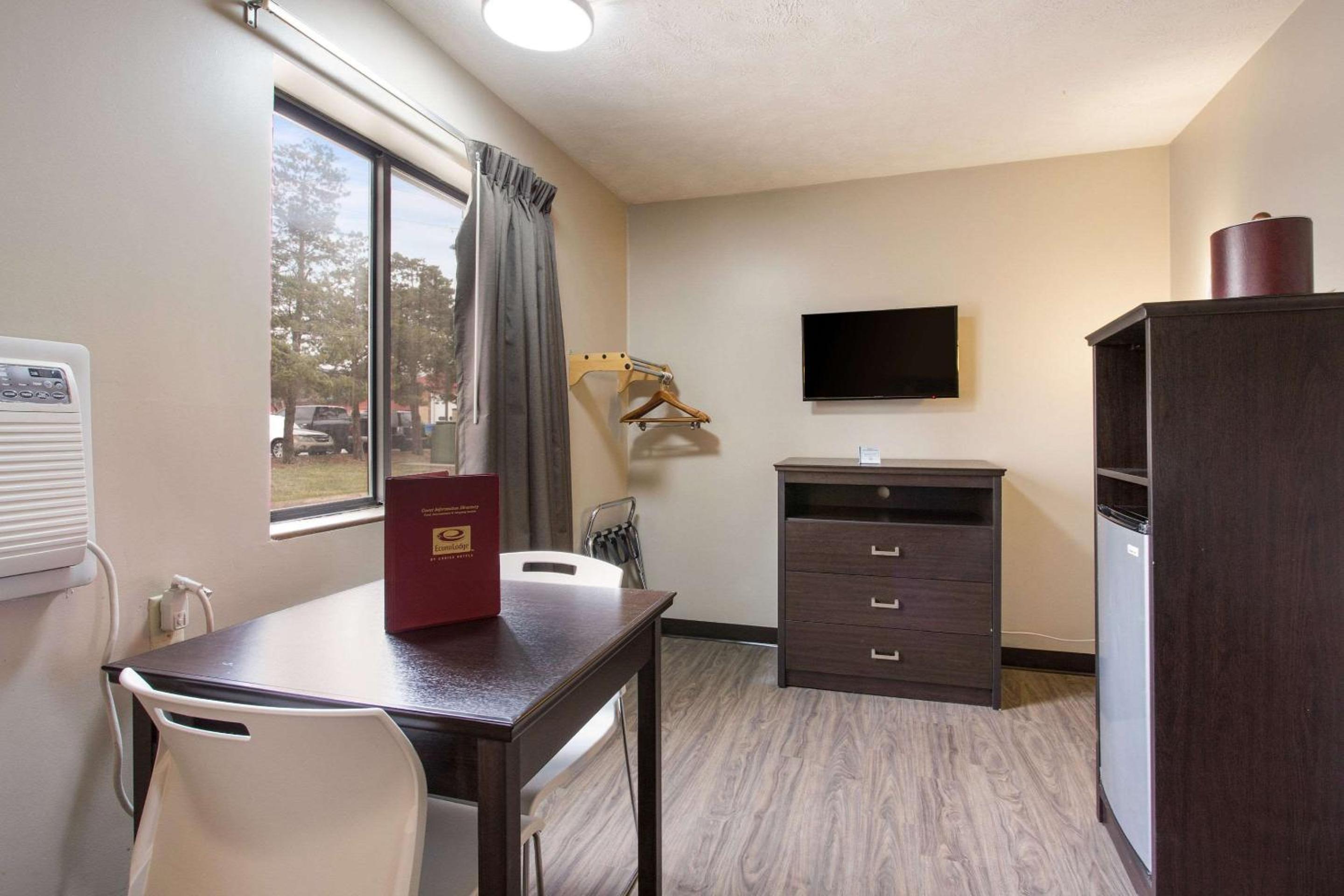 1 Queen Bed, Non-Smoking, Refrigerator & Microwave - Photo 1