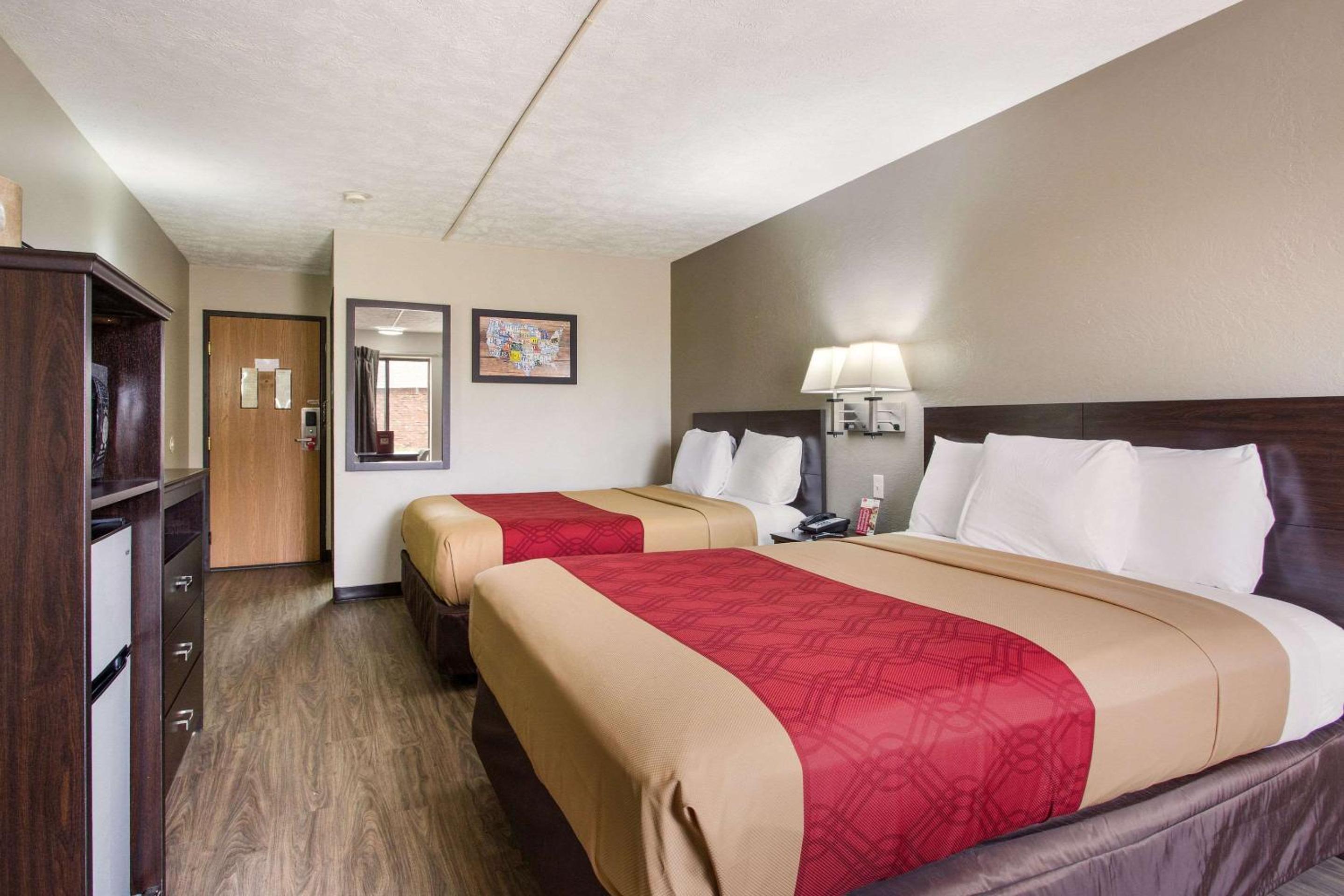  2 Queen Beds, Non-Smoking, Refrigerator & Microwave - Photo 3