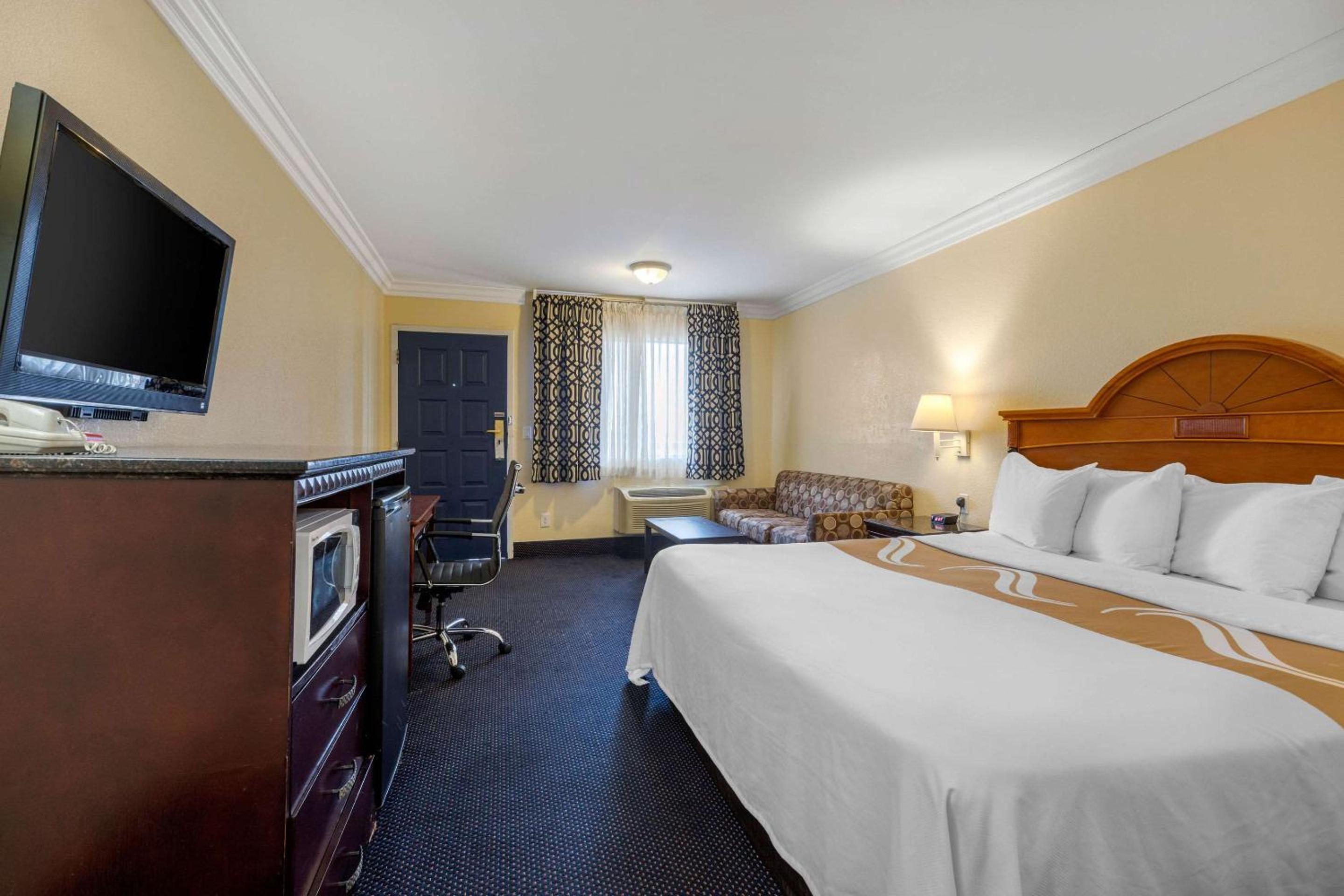 King Room - Non-Smoking - Photo 8