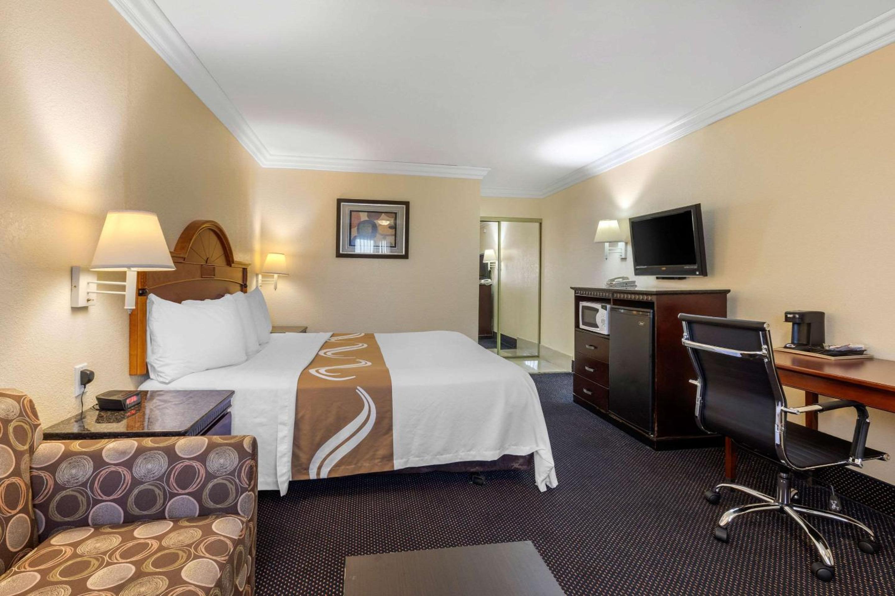 King Room - Non-Smoking - Photo 7