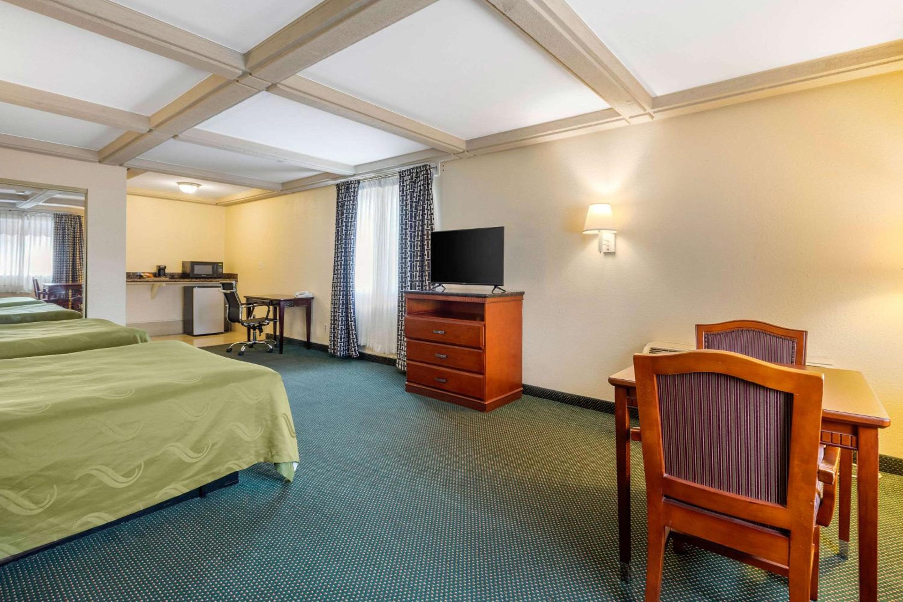 Double Room with Two Double Beds - Non-Smoking - Photo 4