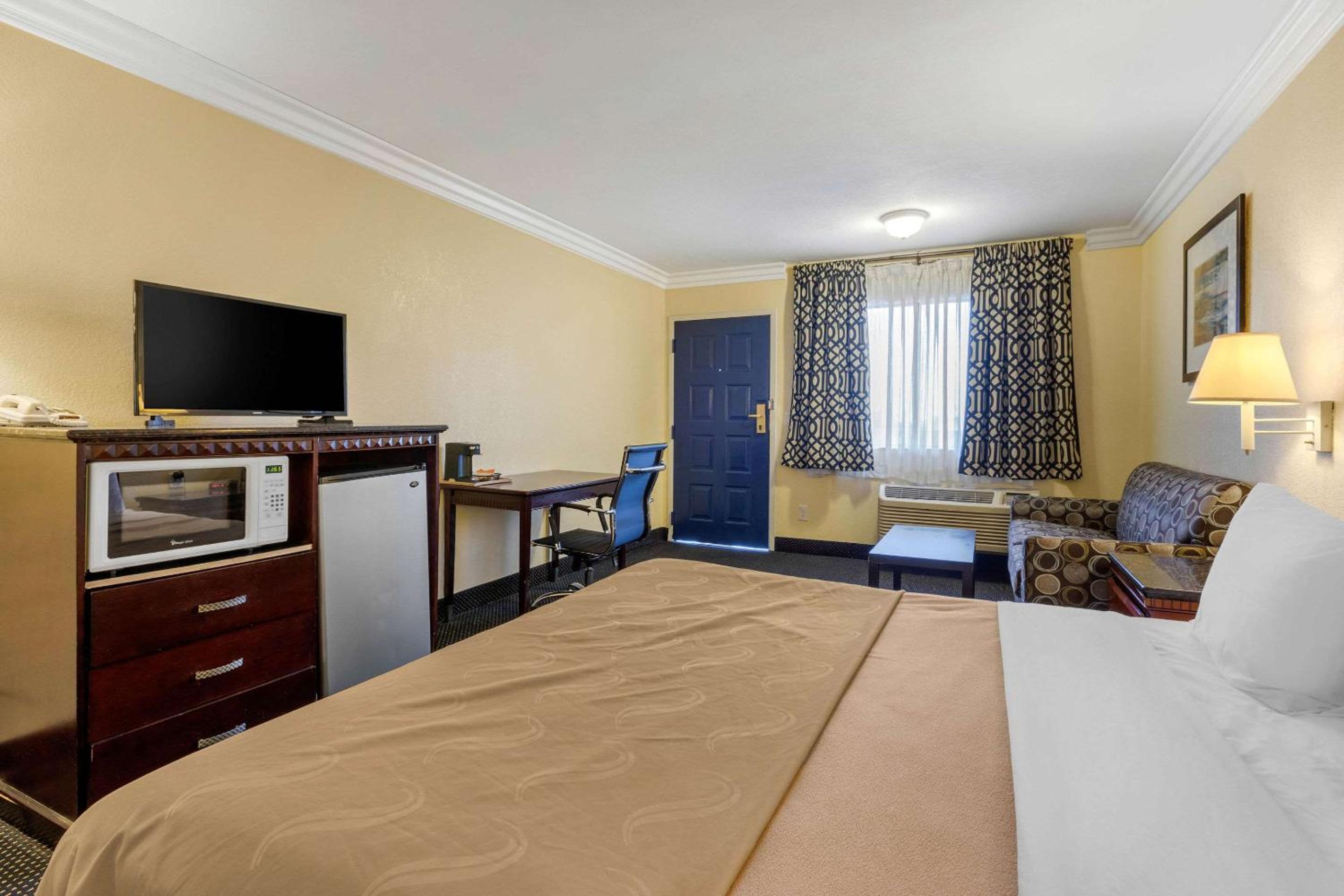 King Room - Non-Smoking - Photo 9