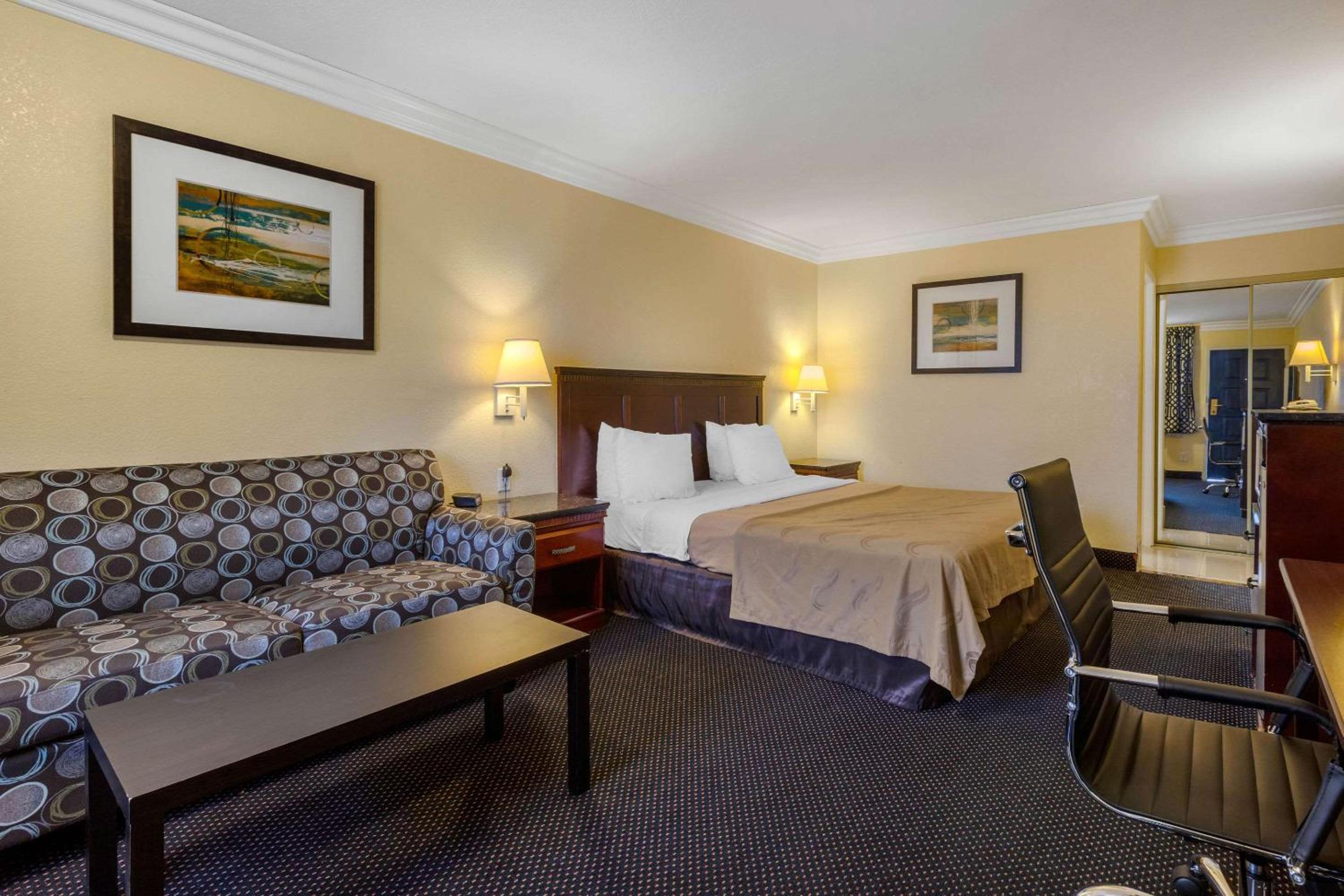 King Room - Non-Smoking - Photo 2