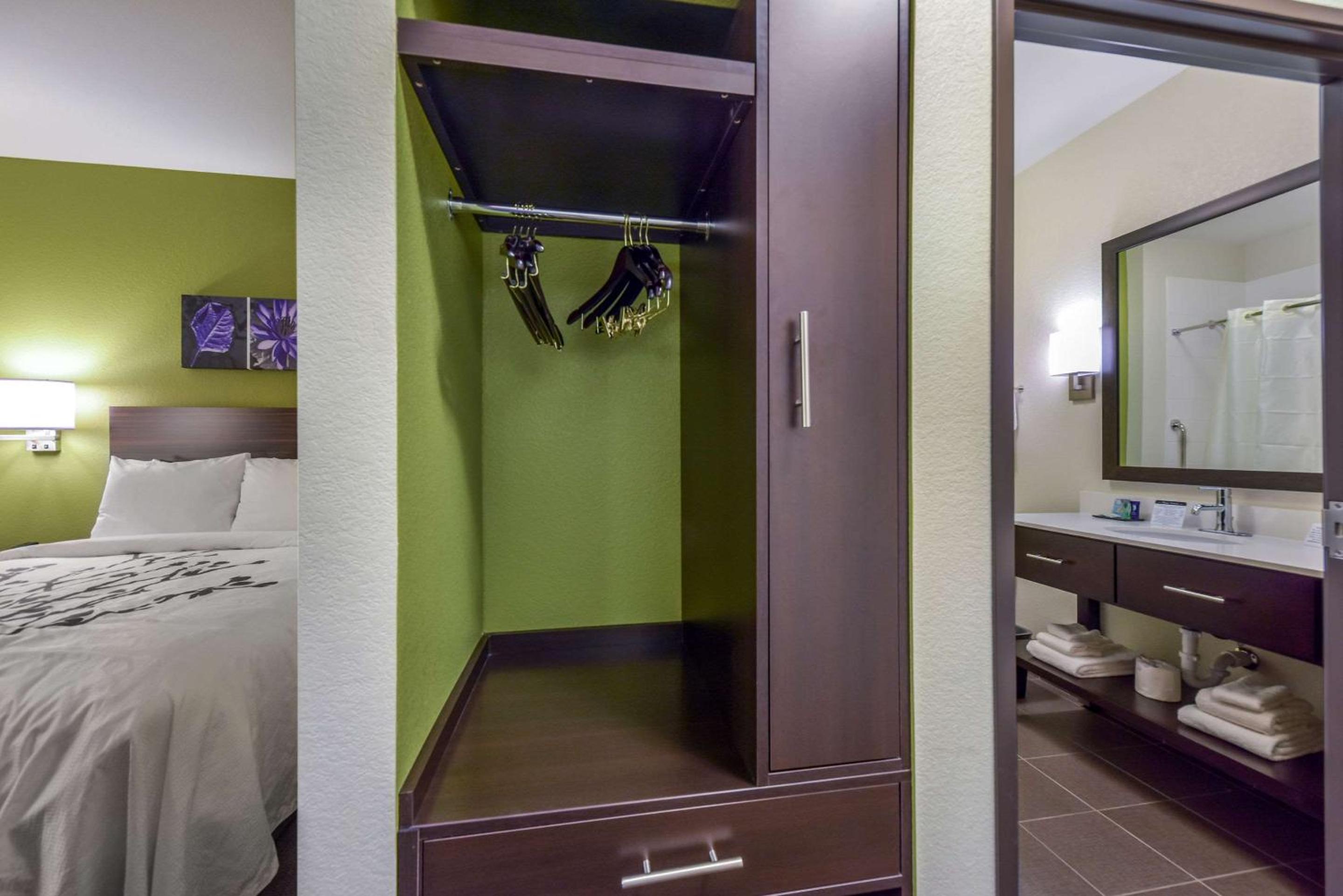 Queen Room with Two Queen Beds - Non-Smoking - Photo 1