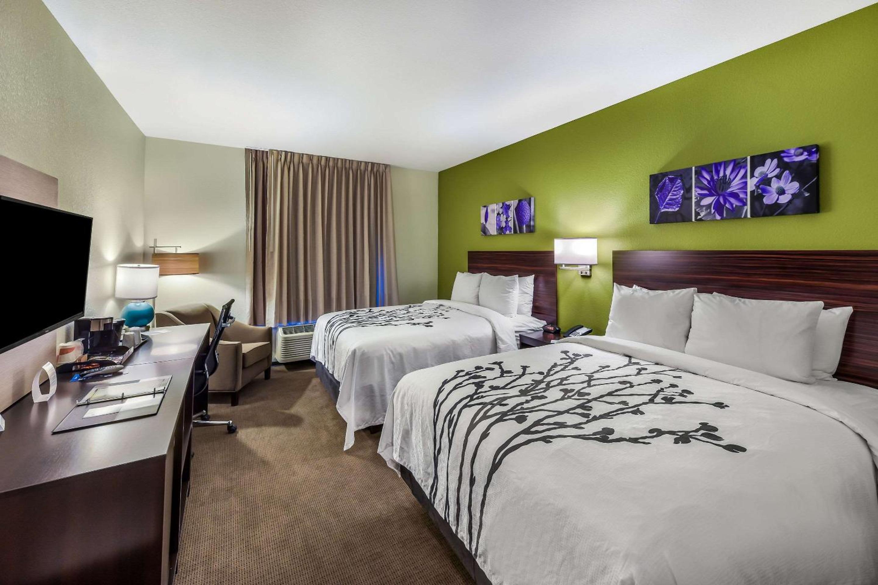 Queen Room with Two Queen Beds - Non-Smoking - Photo 3