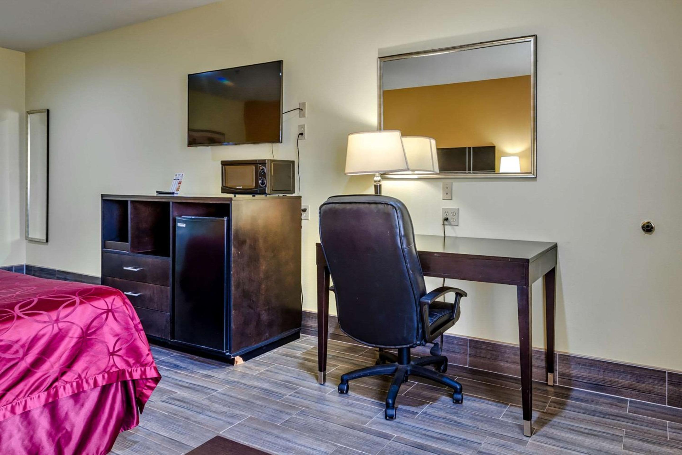 King Suite - Non-Smoking - Photo 2