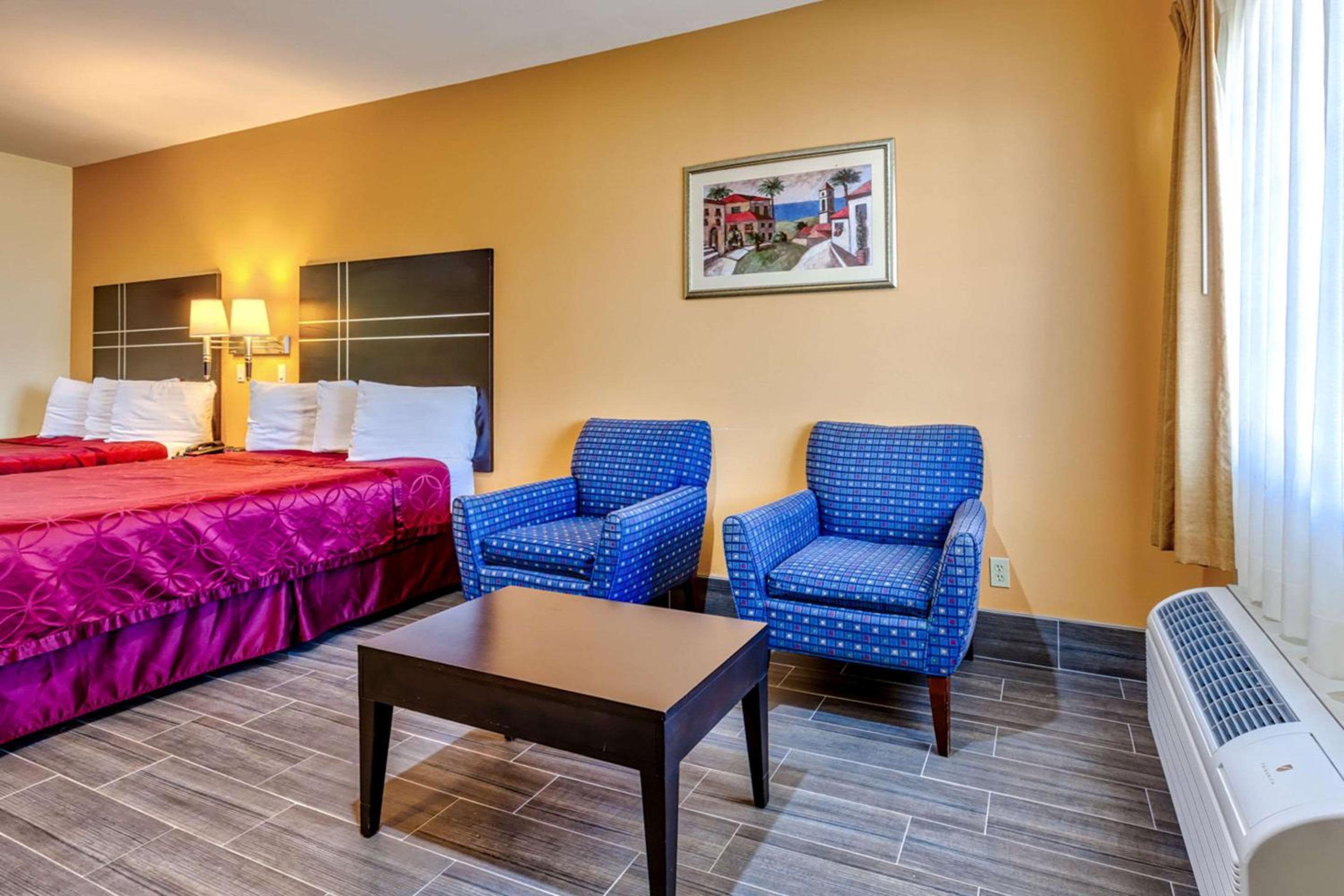 Queen Room with Two Queen Beds - Non-Smoking - Photo 12