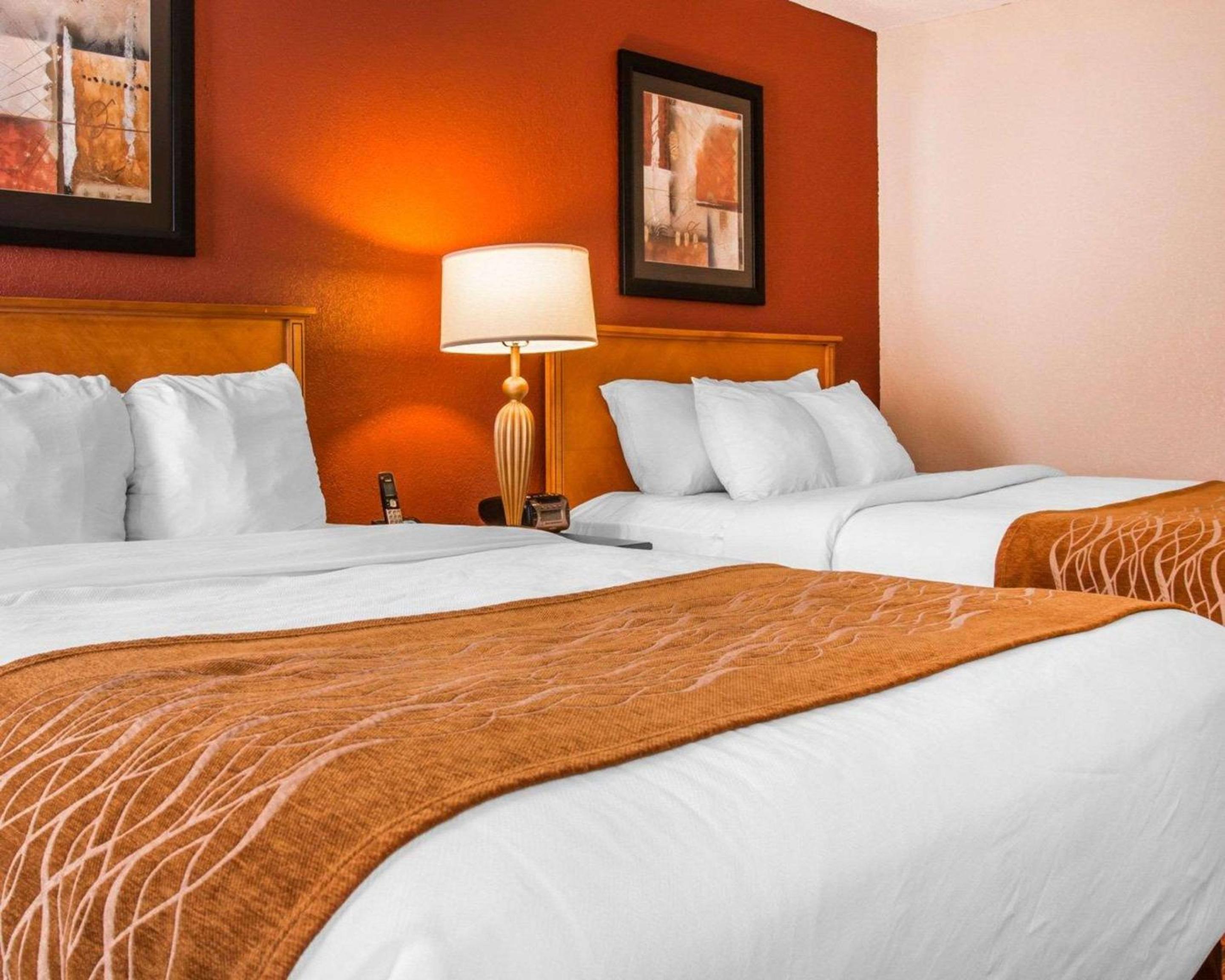 Queen Room with Two Queen Beds - Non-Smoking - Photo 7