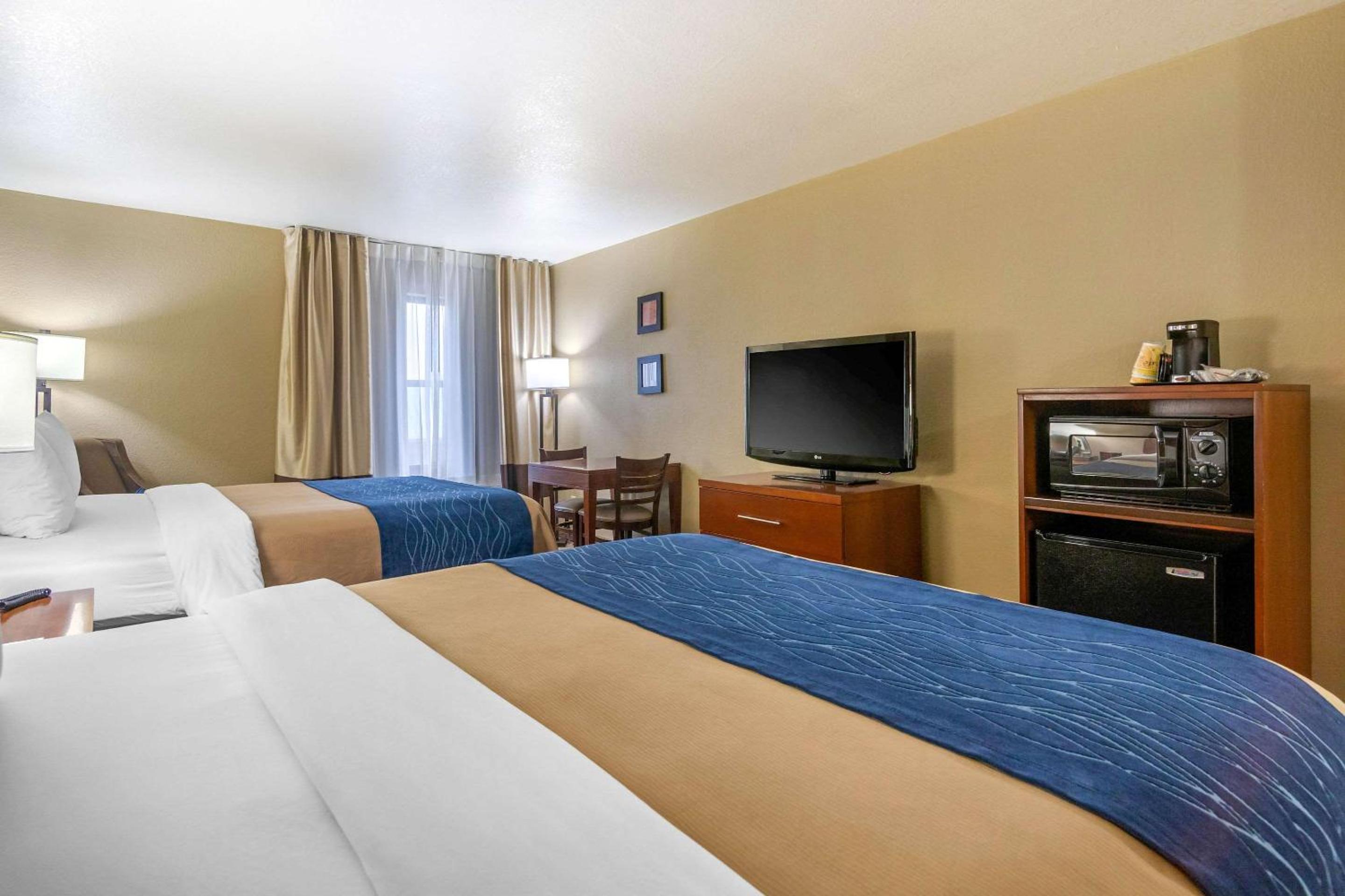 Queen Room with Two Queen Beds - Photo 2