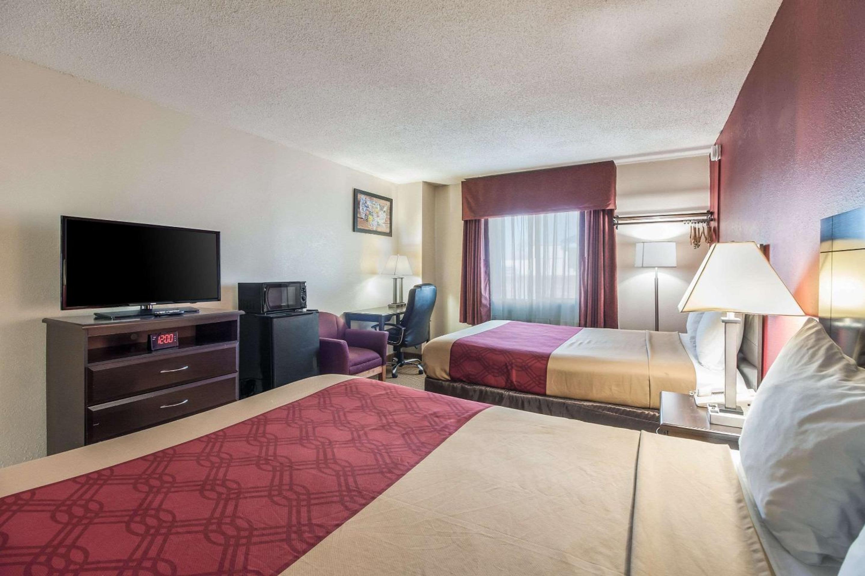 Queen Room with Two Queen Beds - Non-Smoking photo 2