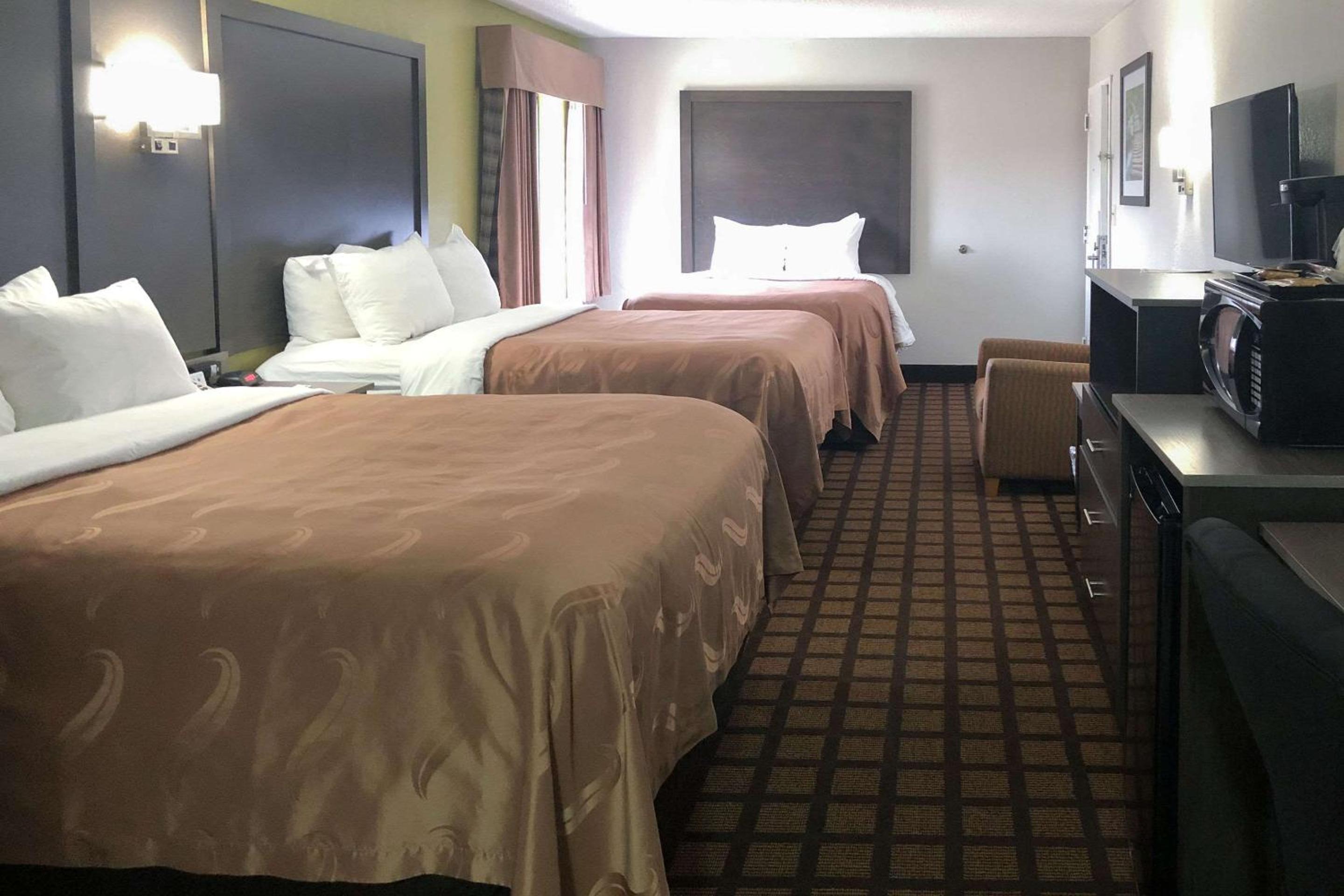 Queen Room with Three Queen Beds - Non-smoking - Photo 4