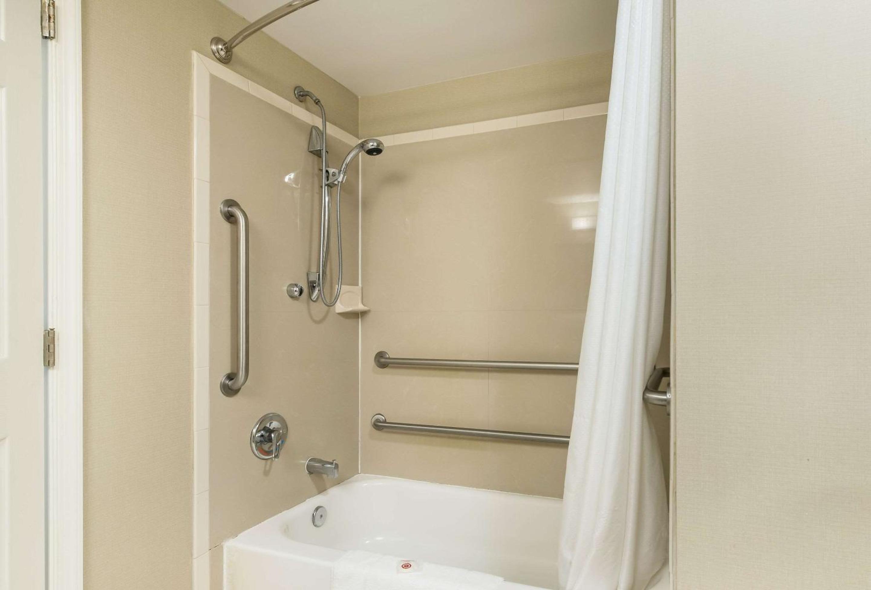 King Room with tub - Accessible/Non-Smoking - Photo 4