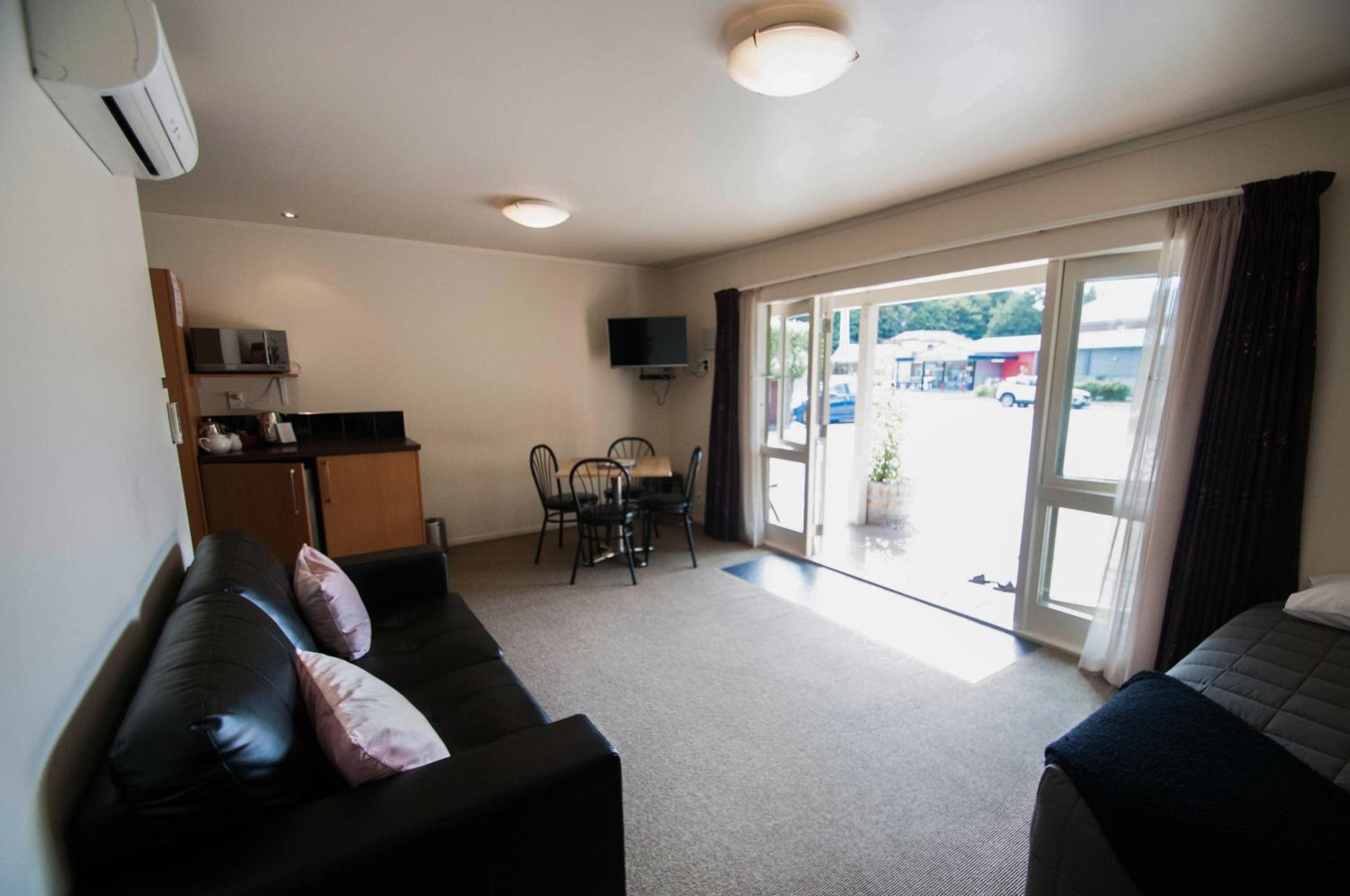 Family Room - Photo 5