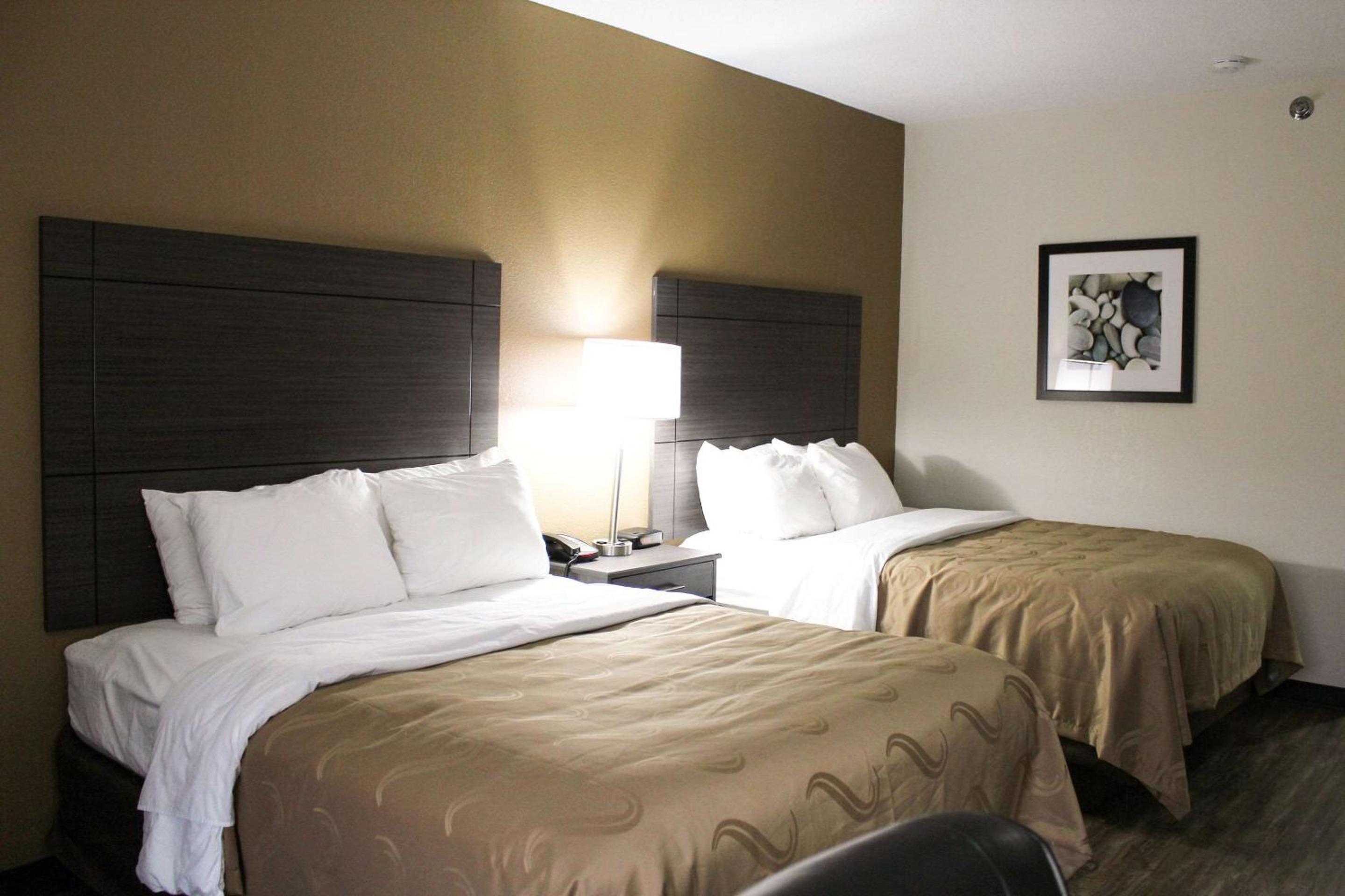 Queen Room with Two Queen Beds - Non-Smoking - Photo 2