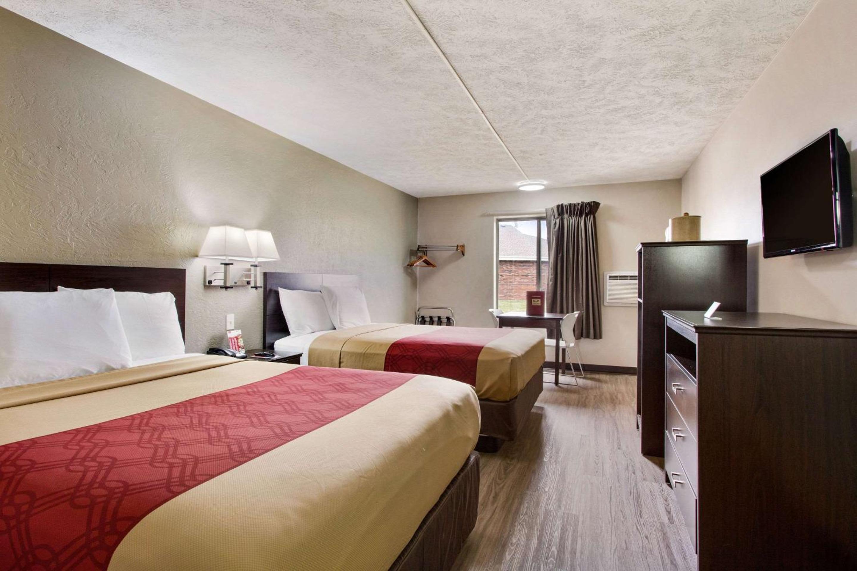  2 Queen Beds, Non-Smoking, Refrigerator & Microwave - Photo 2