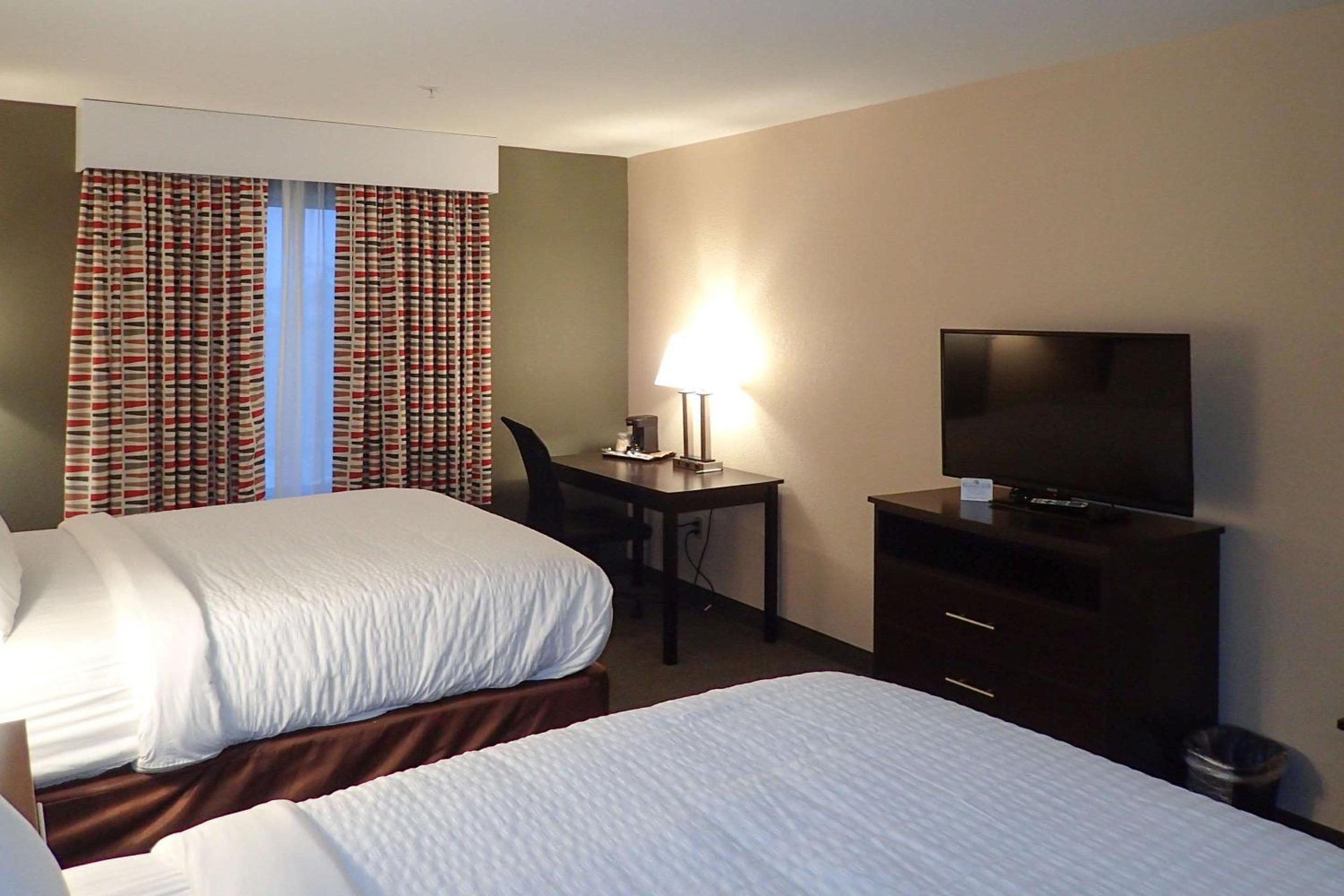Queen Room with Two Queen Beds - Non-Smoking photo 3