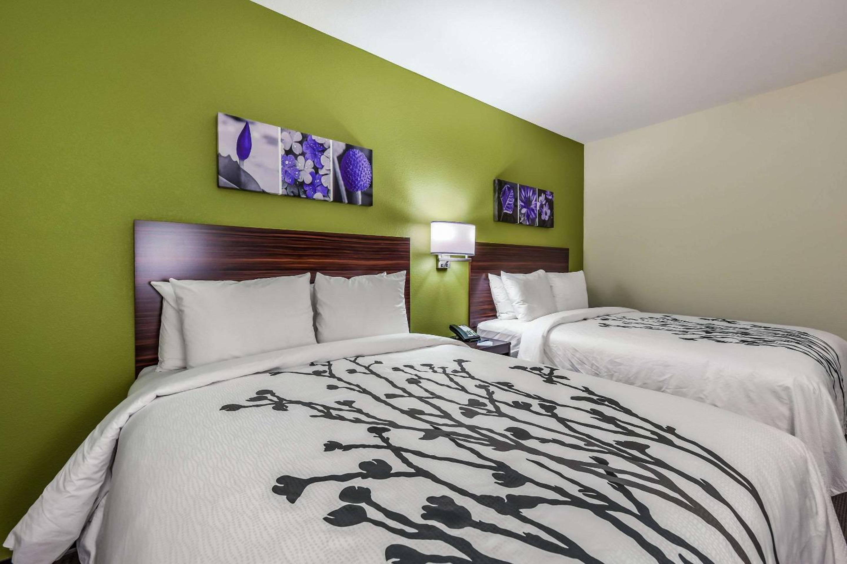 Queen Room with Two Queen Beds - Non-Smoking - Photo 5