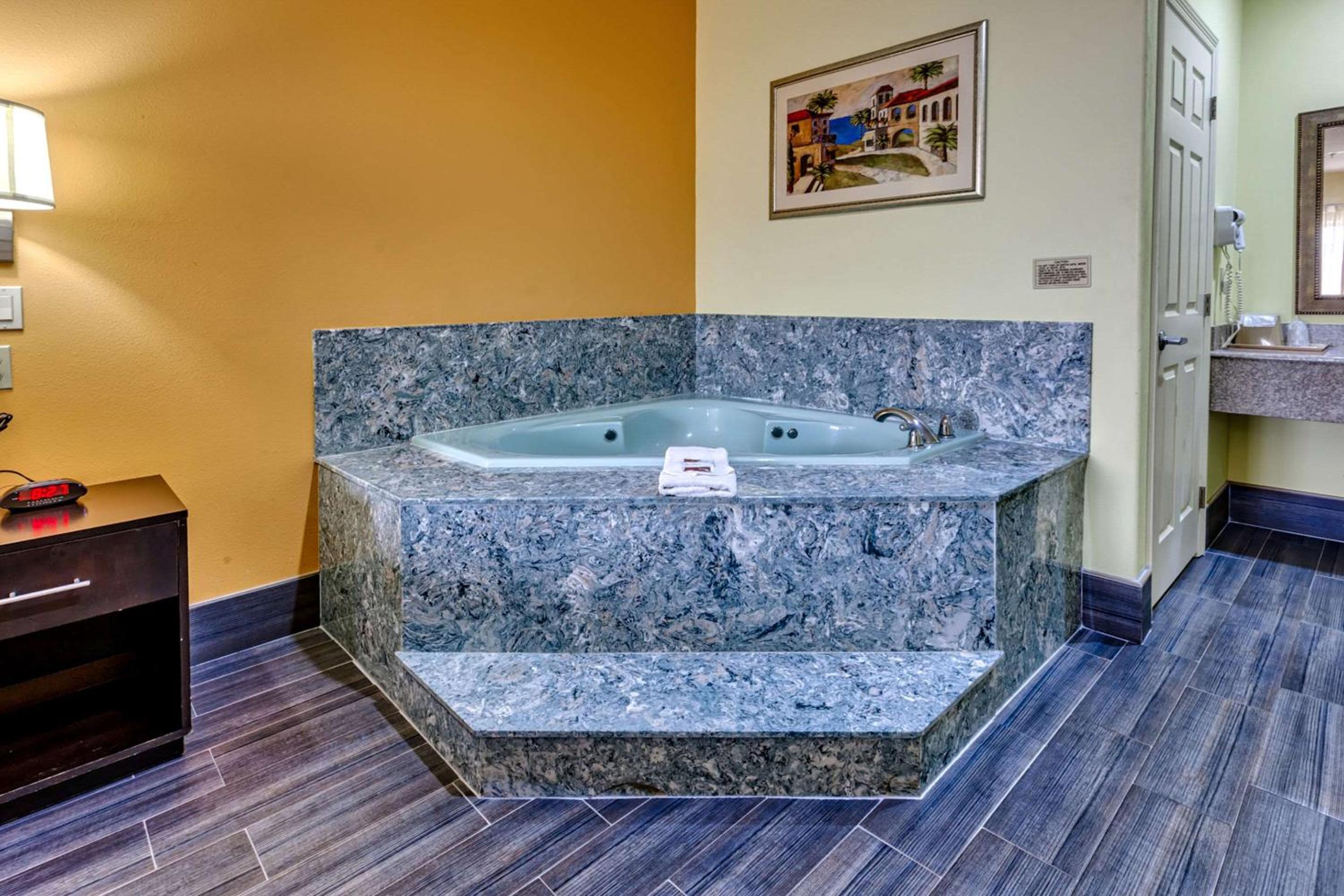 King Suite - Non-Smoking - Photo 3