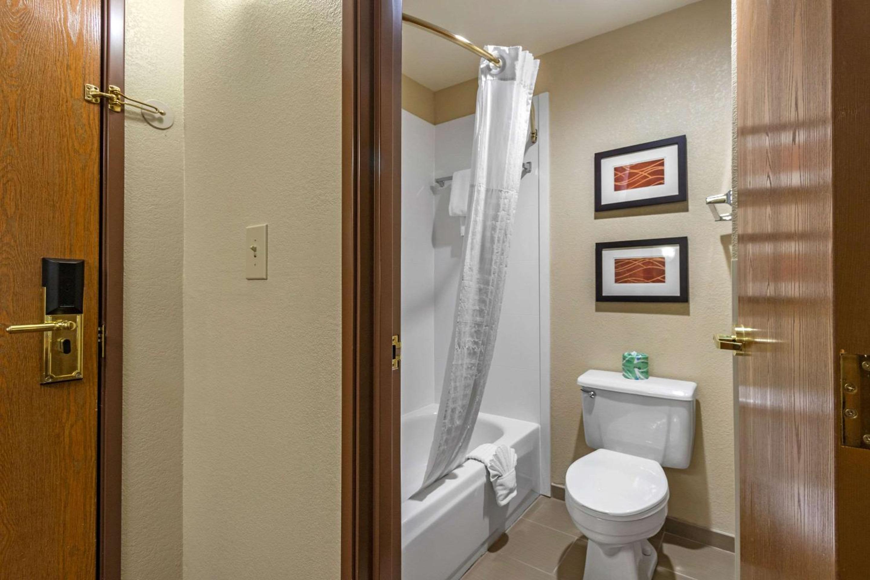 Executive King Suite - Non-Smoking - Photo 2