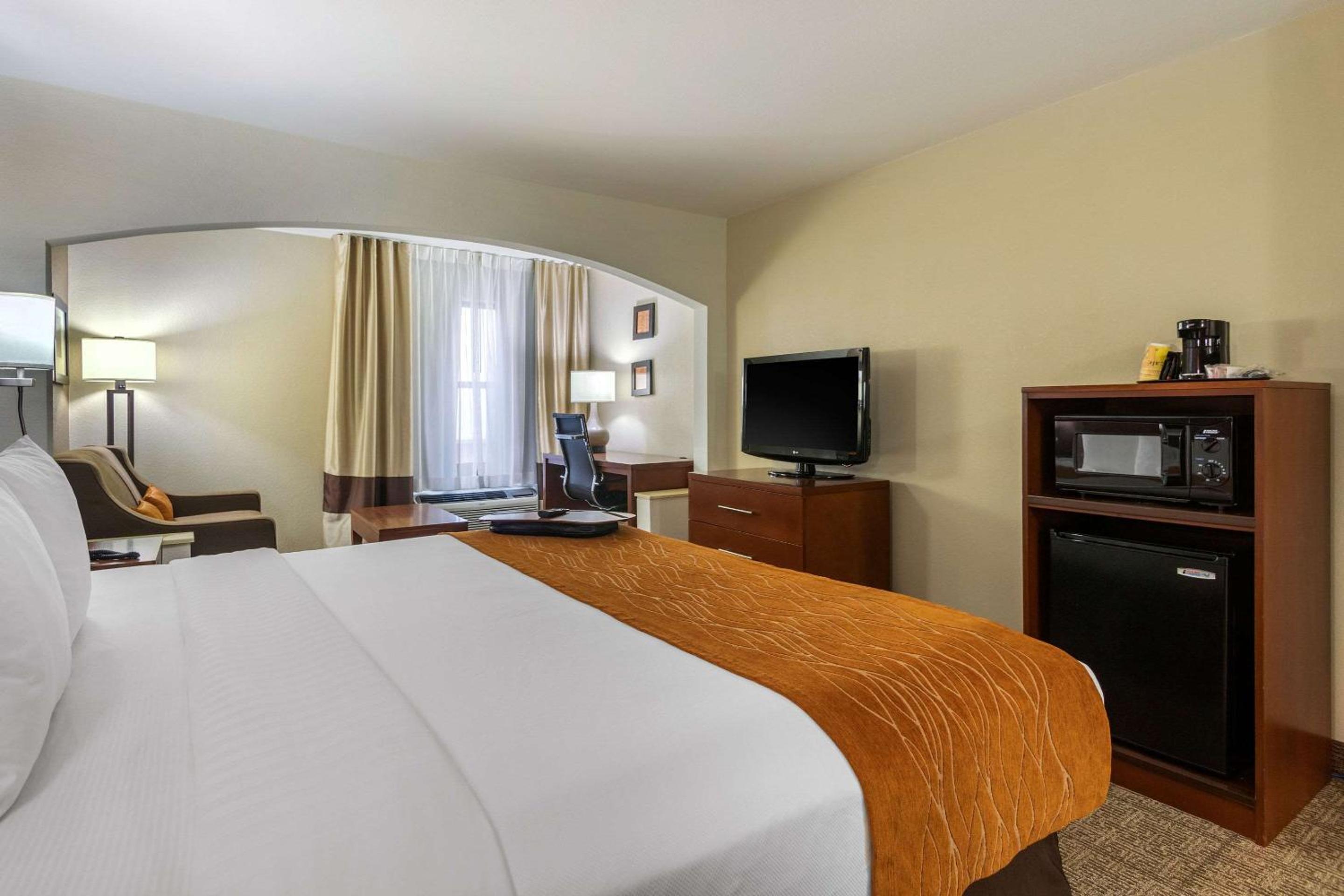 Executive King Suite - Non-Smoking - Photo 4