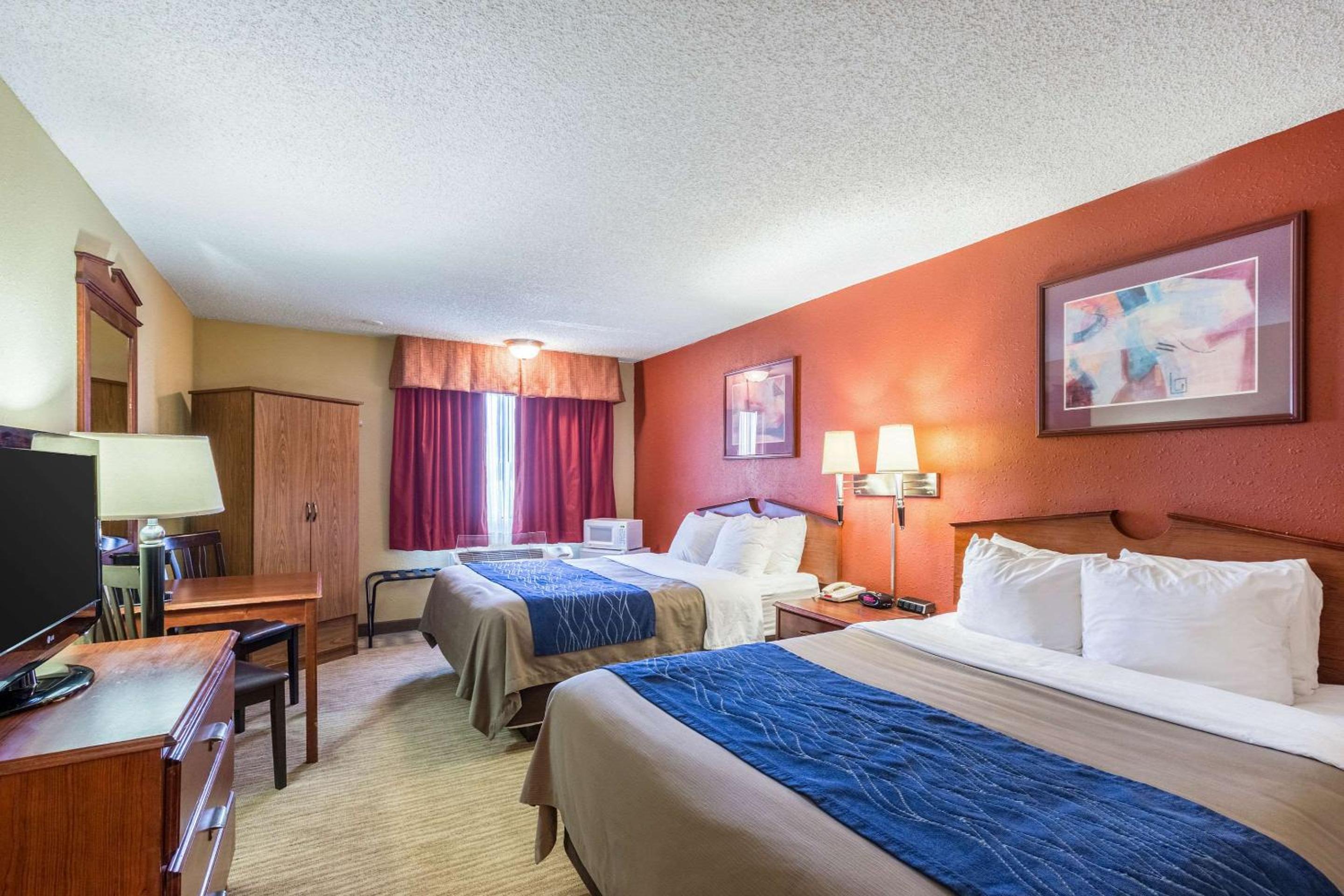 Queen Room with Two Queen Beds - Non-Smoking - Photo 1