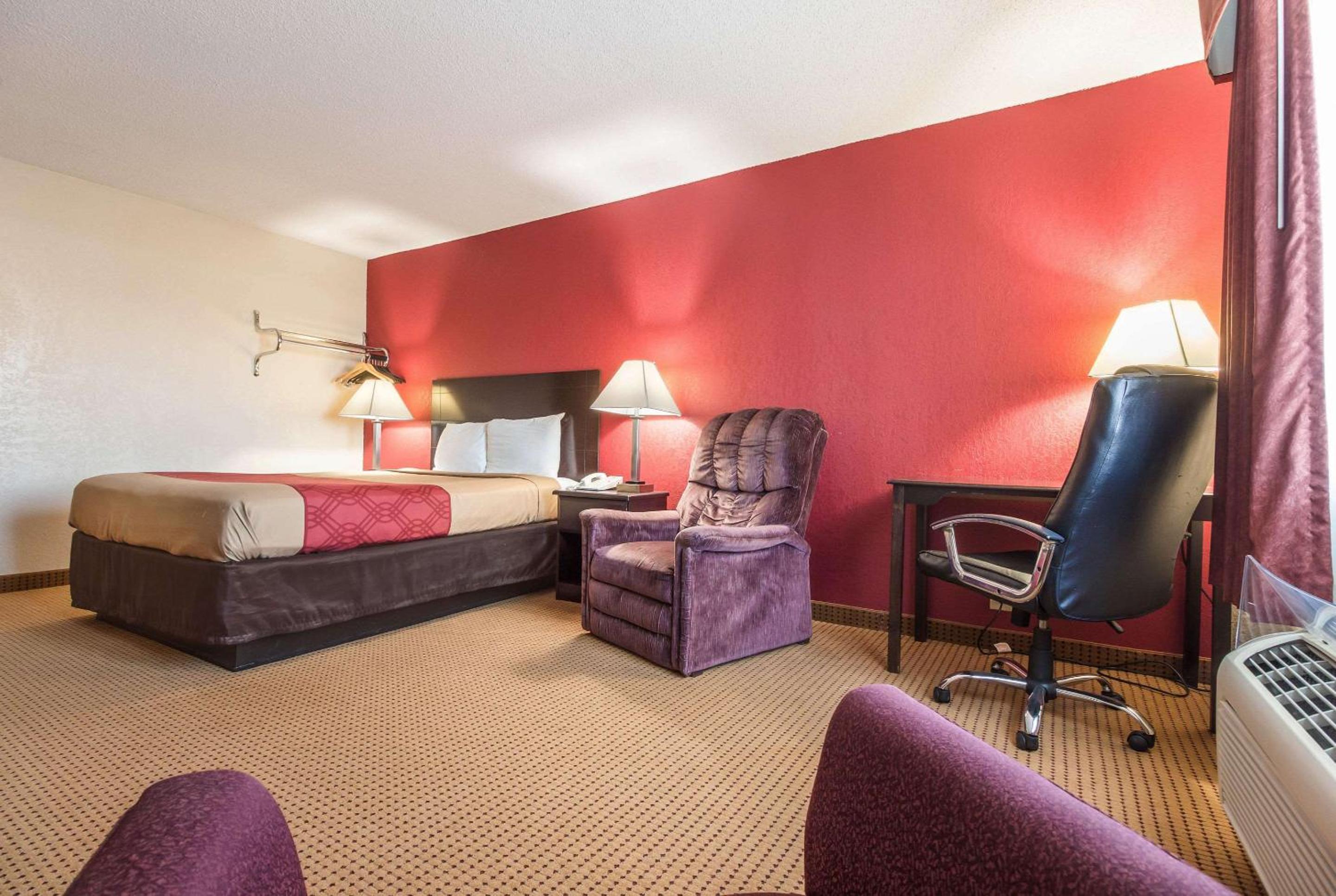 Queen Room - Non-Smoking photo 1