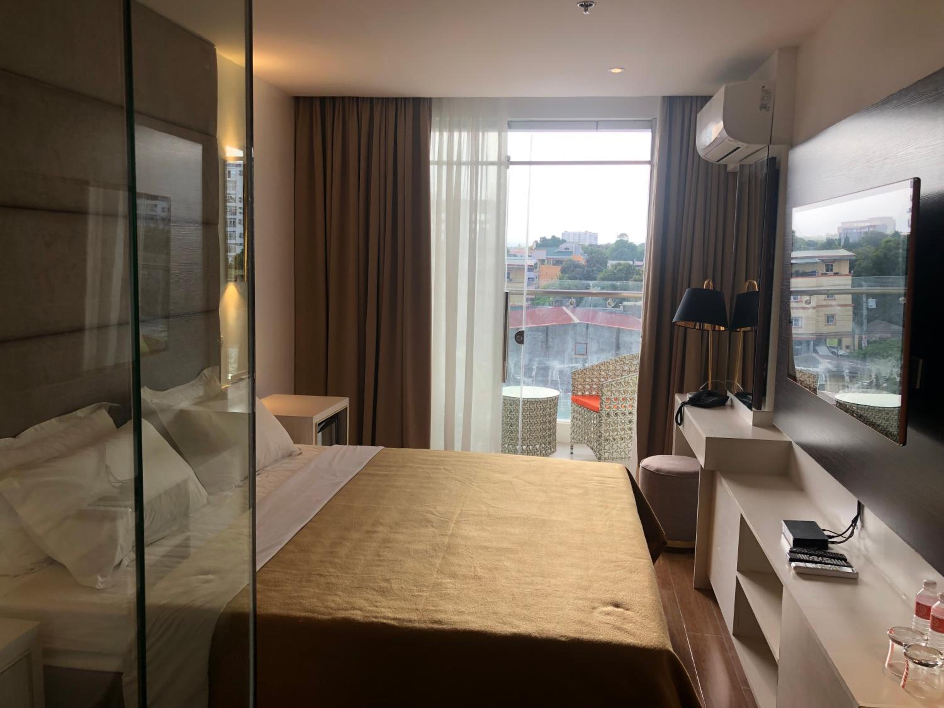 King Suite with Balcony photo 3