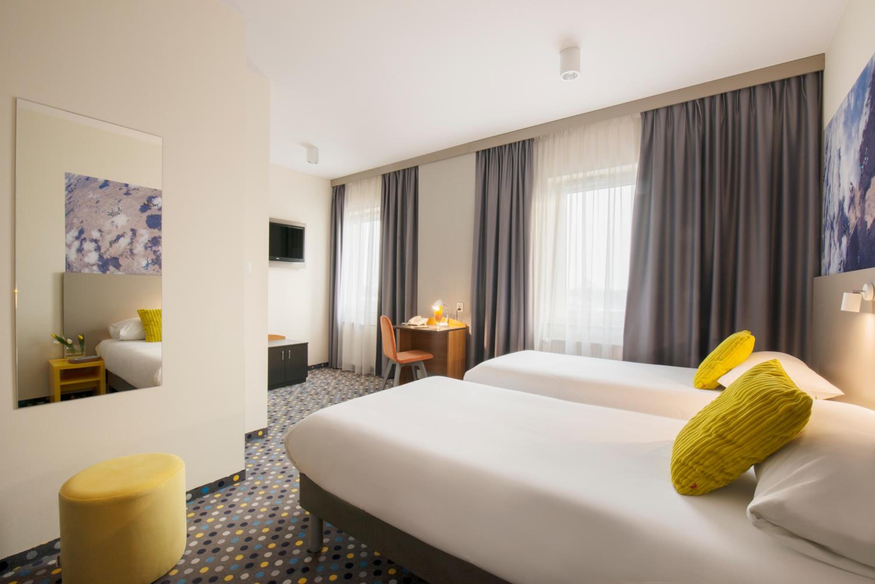 Standard Twin Room - Photo 2