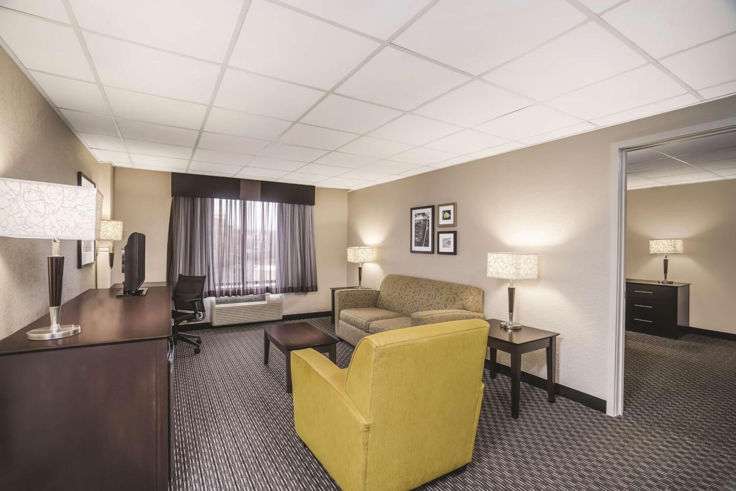 One-Bedroom Deluxe Family Suite - Non-Smoking - Photo 3