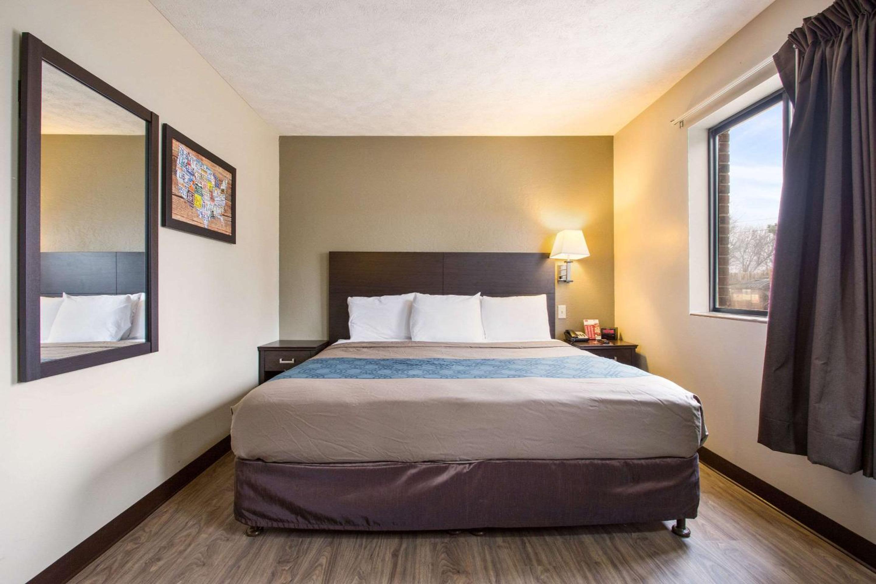 1 Queen Bed, Smoking, Refrigerator & Microwave - Photo 4