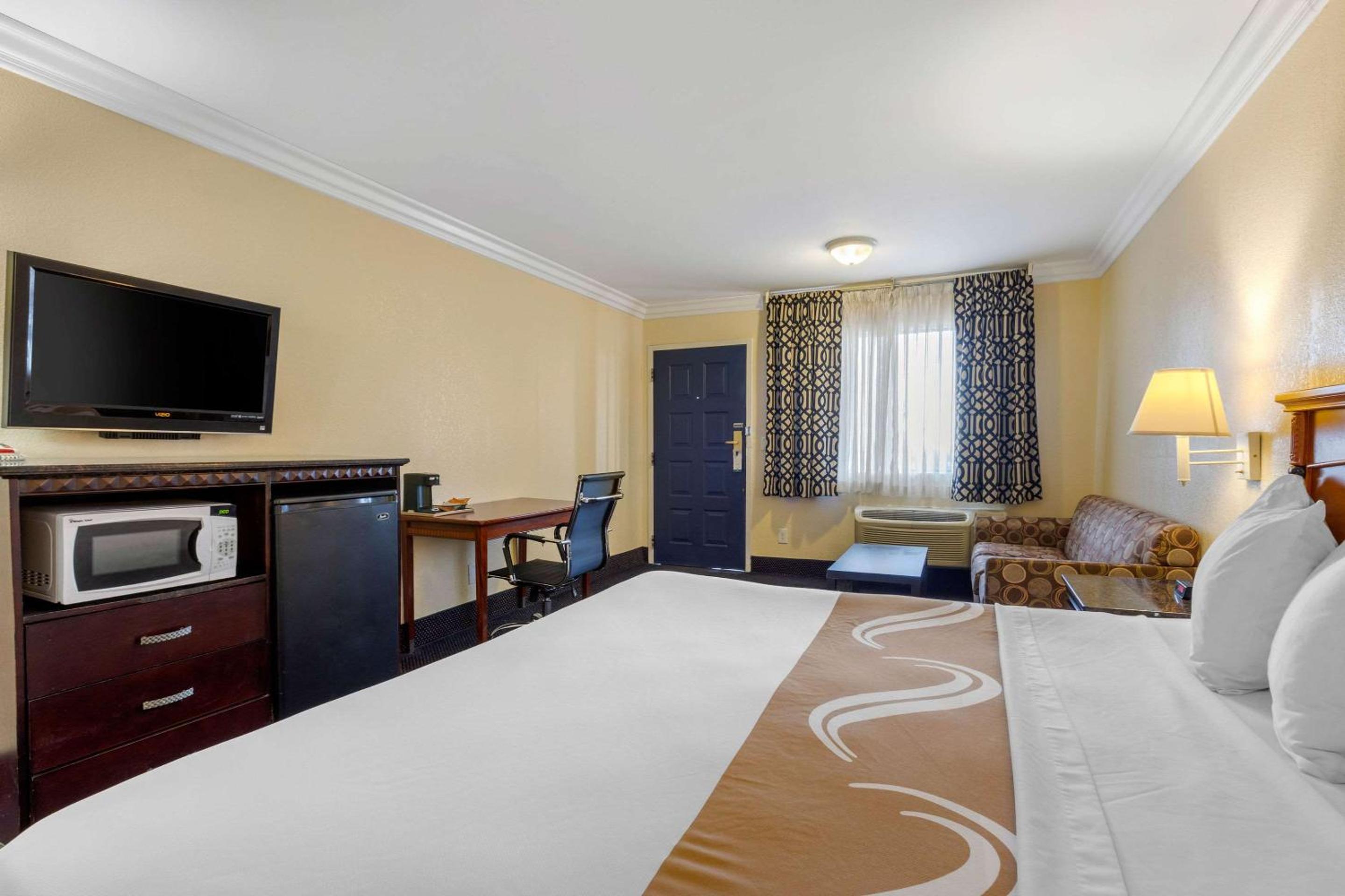 King Room - Non-Smoking - Photo 3