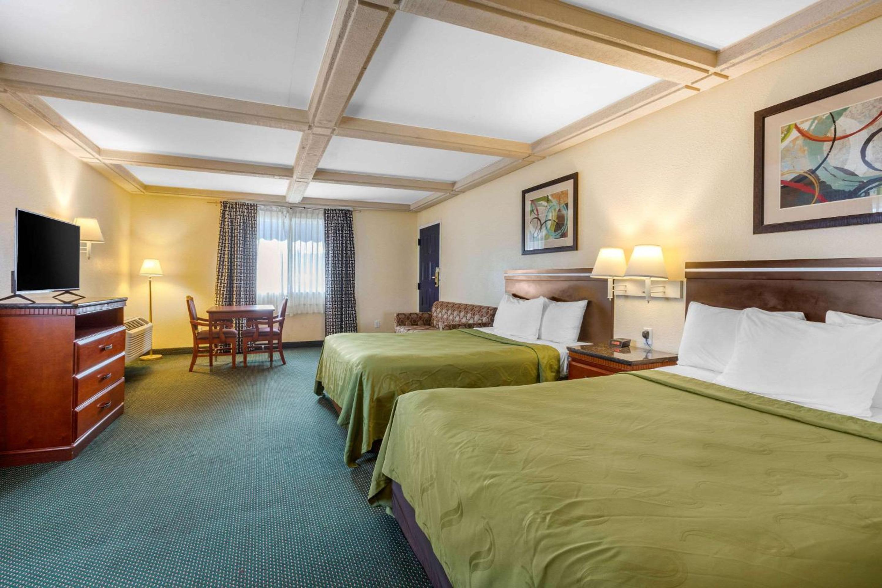 Double Room with Two Double Beds - Non-Smoking - Photo 2