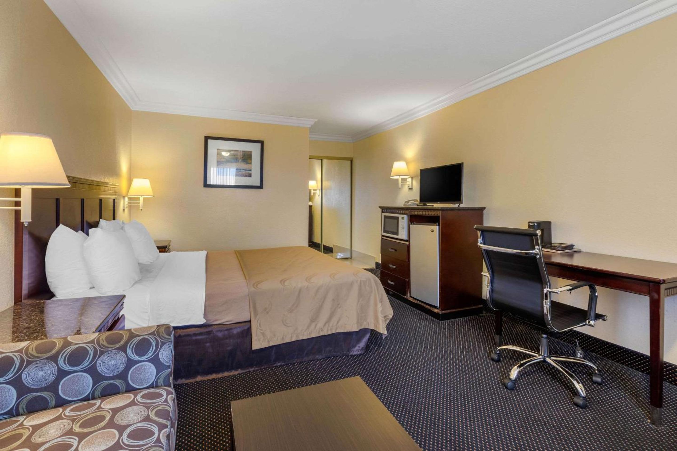 King Room - Non-Smoking - Photo 4