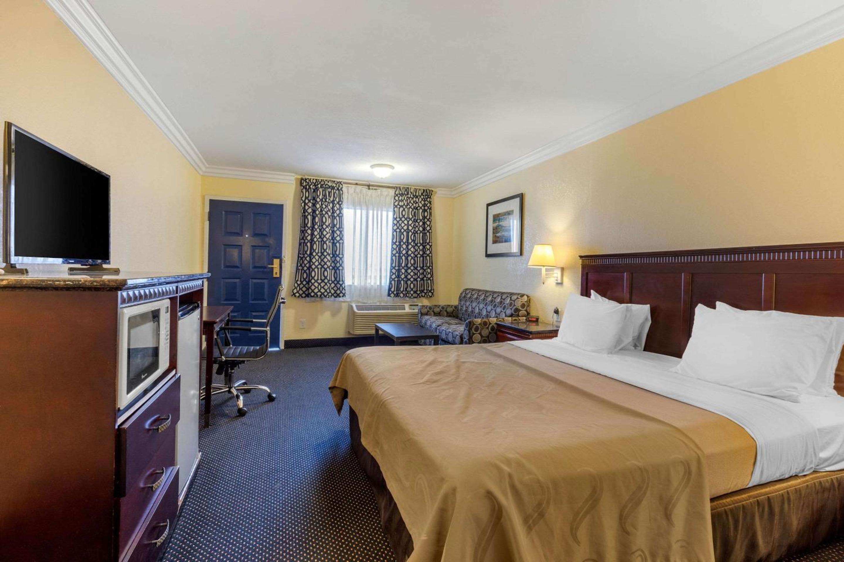 King Room - Non-Smoking - Photo 1
