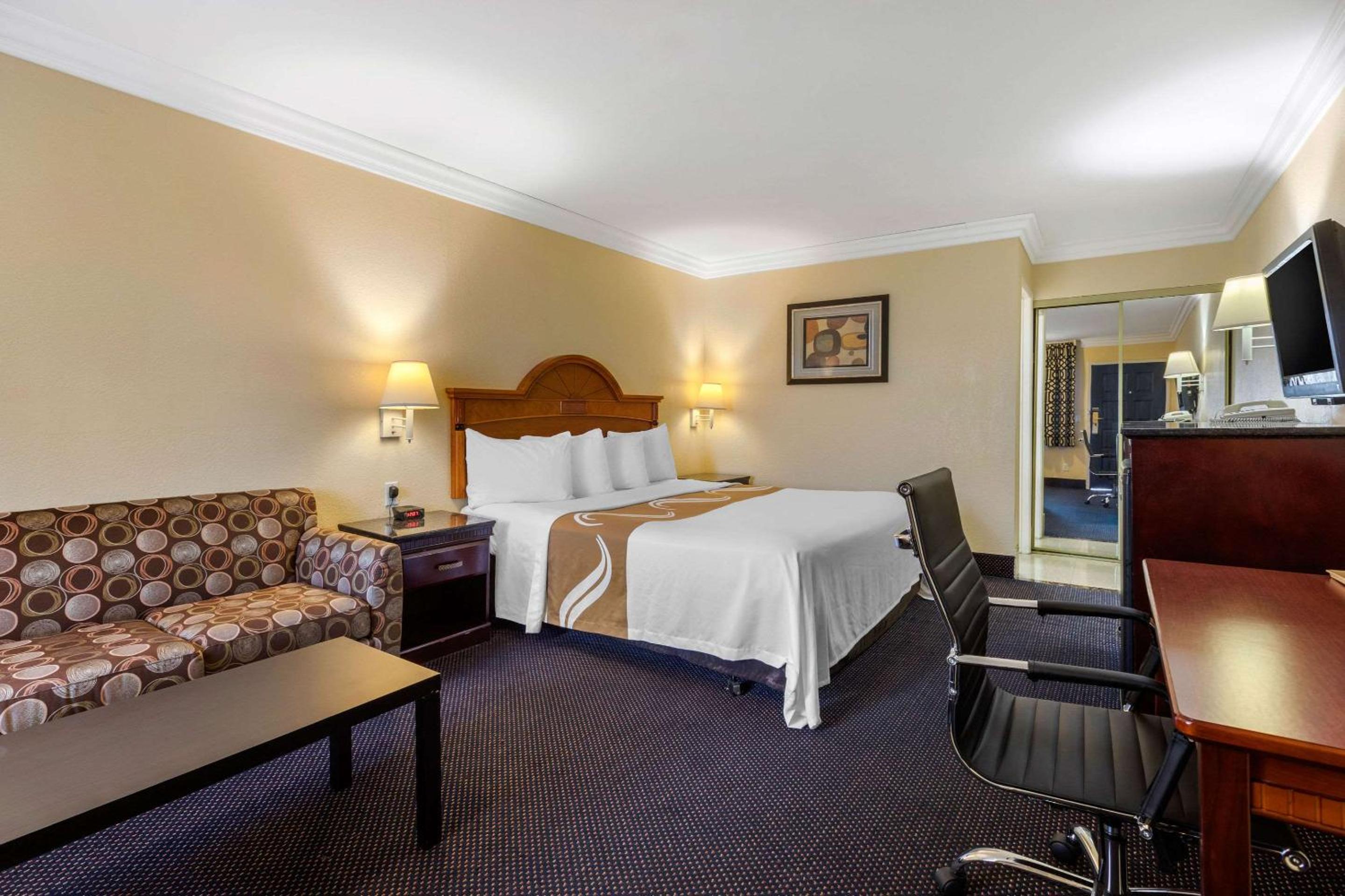 King Room - Non-Smoking - Photo 5