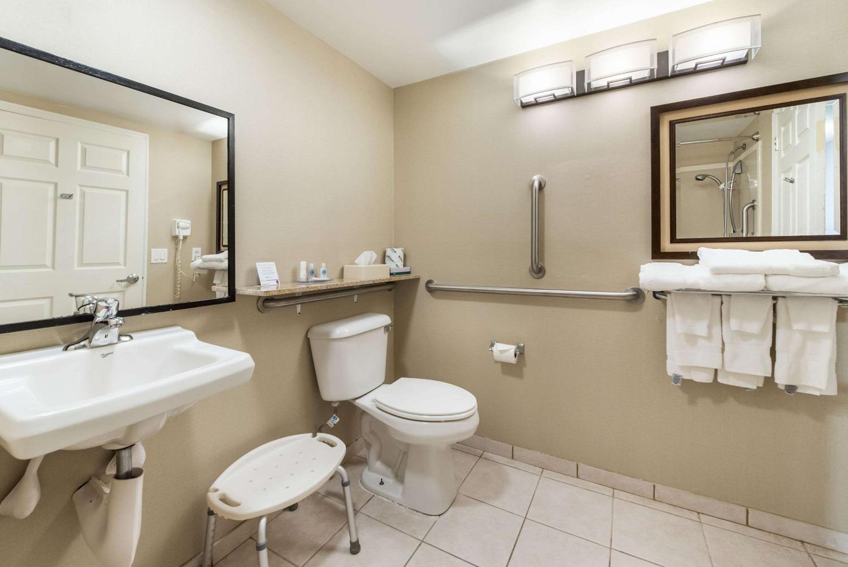 King Room with tub - Accessible/Non-Smoking - Photo 3