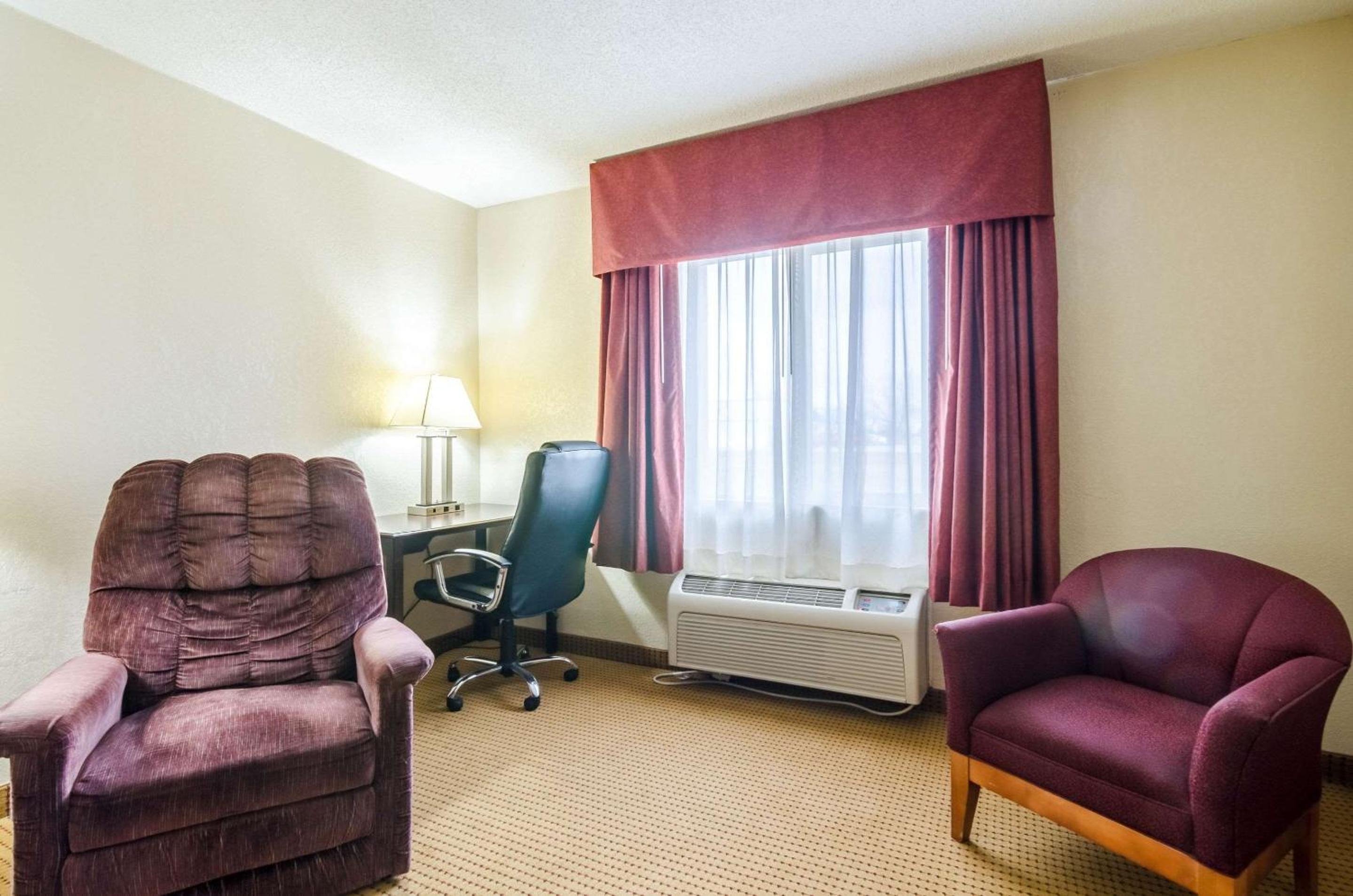 Queen Room - Non-Smoking photo 2