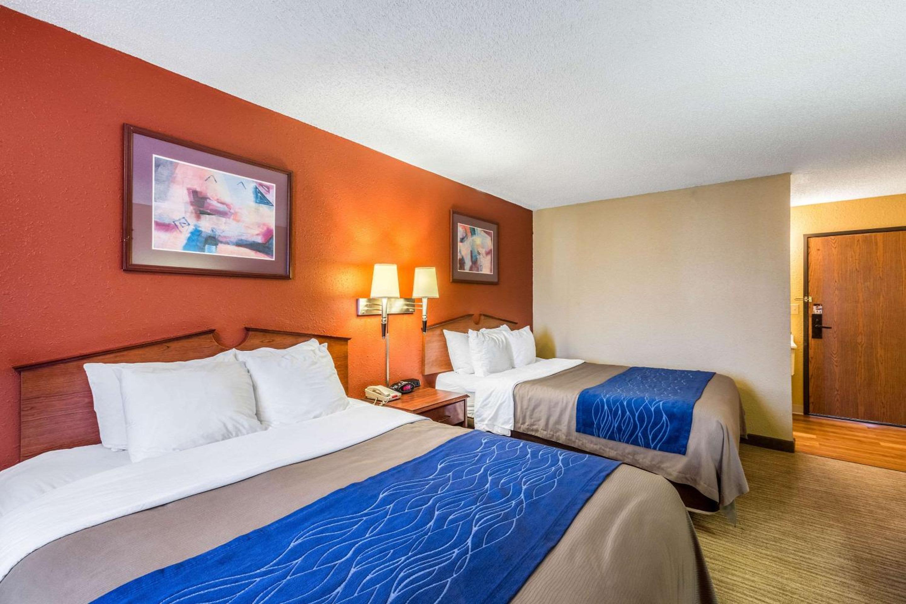 Queen Room with Two Queen Beds - Non-Smoking - Photo 2