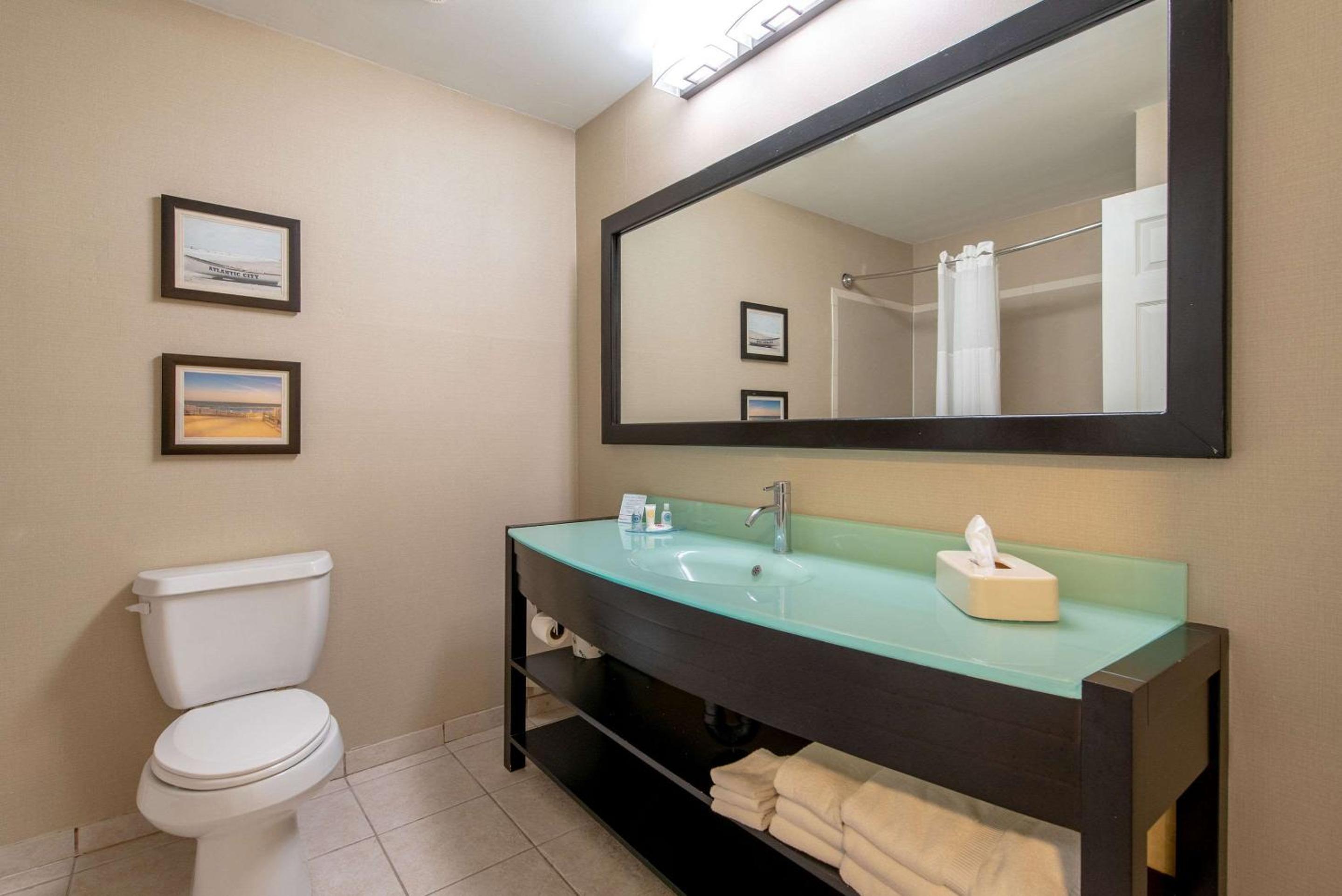 Deluxe King Suite - Photo 3