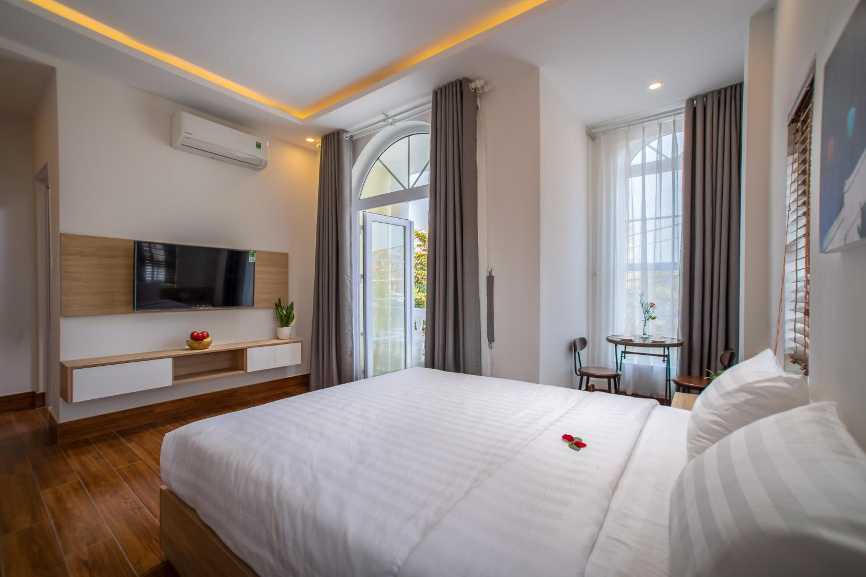 King Room with Balcony - Photo 2