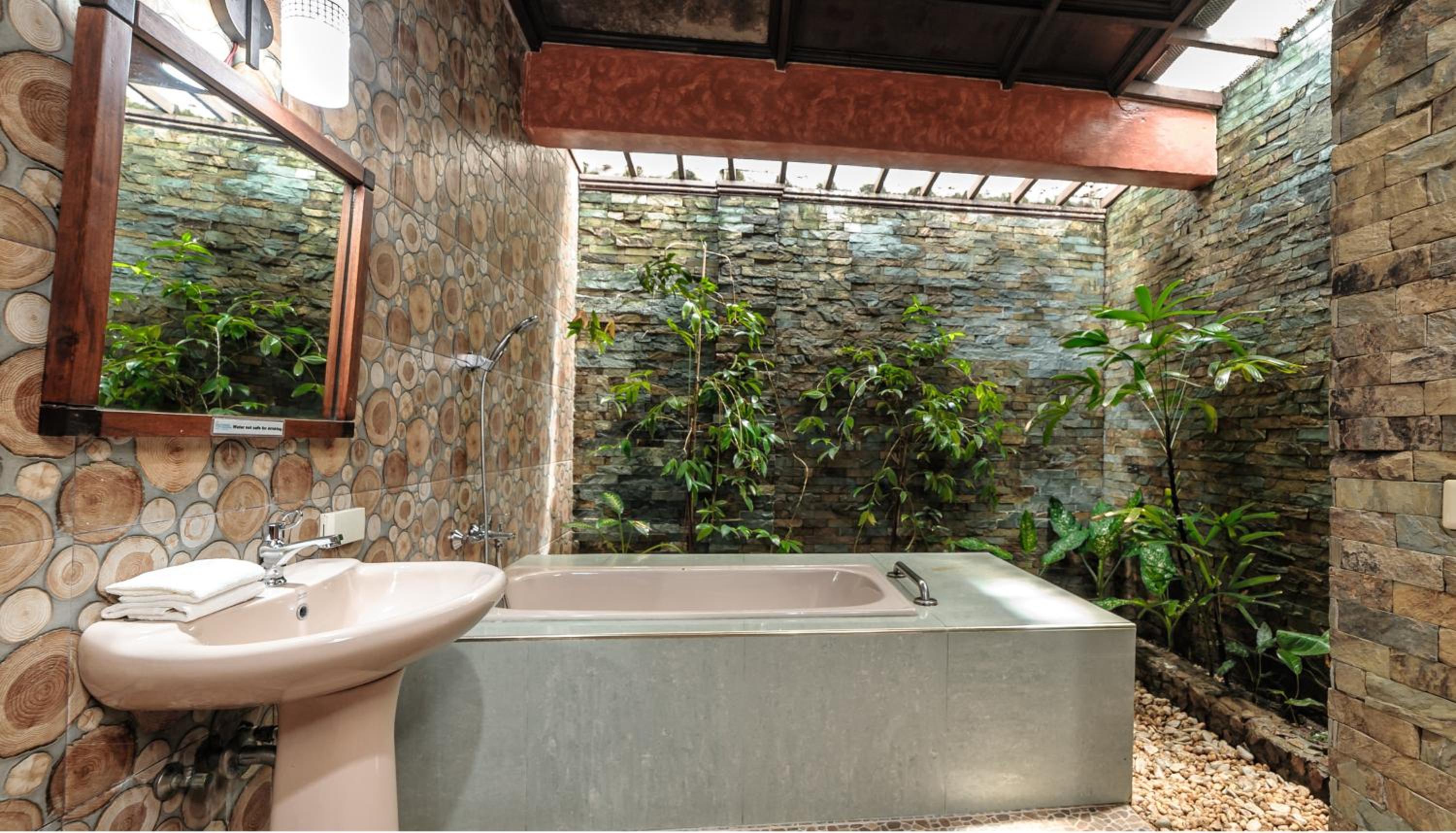 Superior Deluxe Room with Garden View - Photo 3
