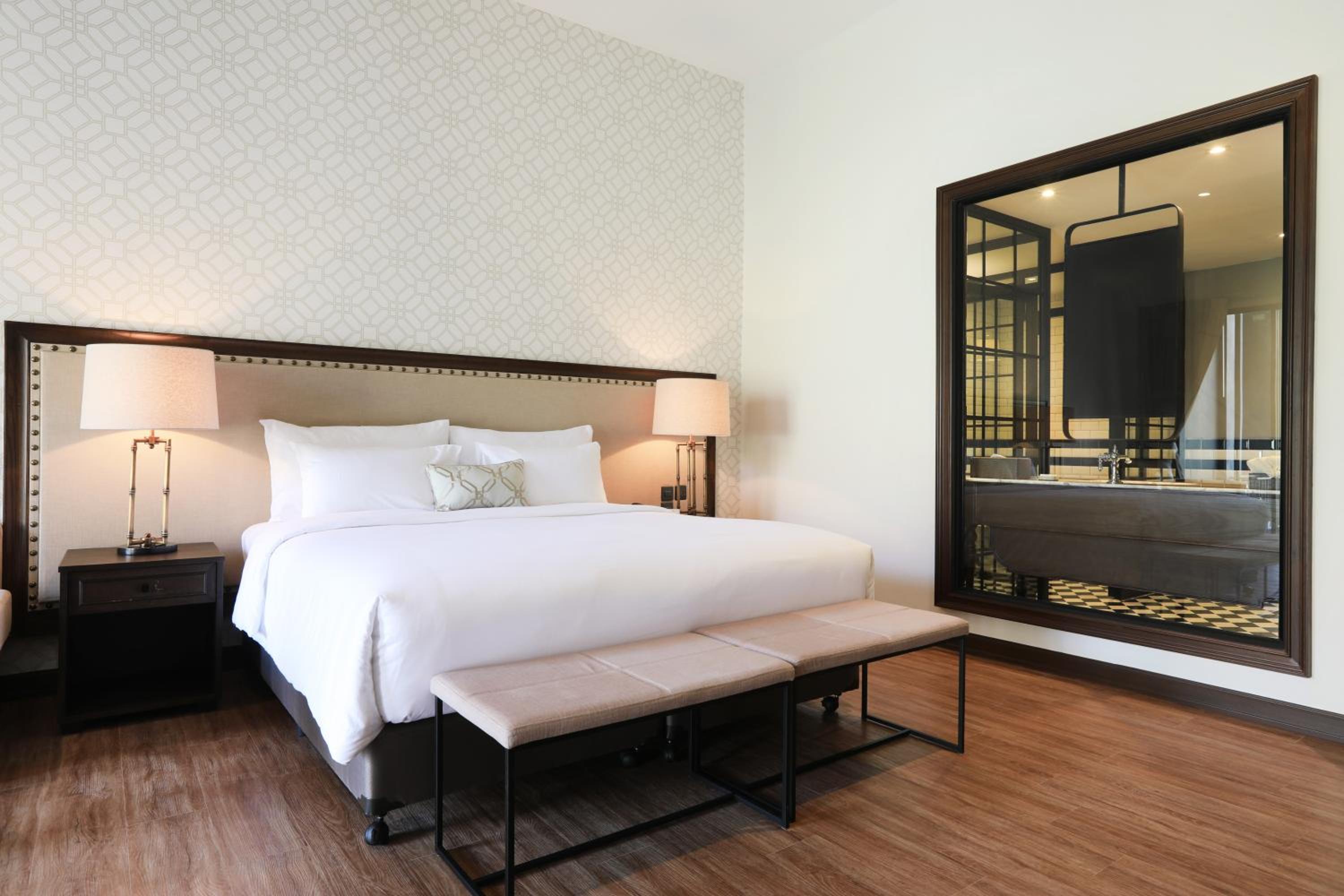 Grande Deluxe King Room - Photo 7