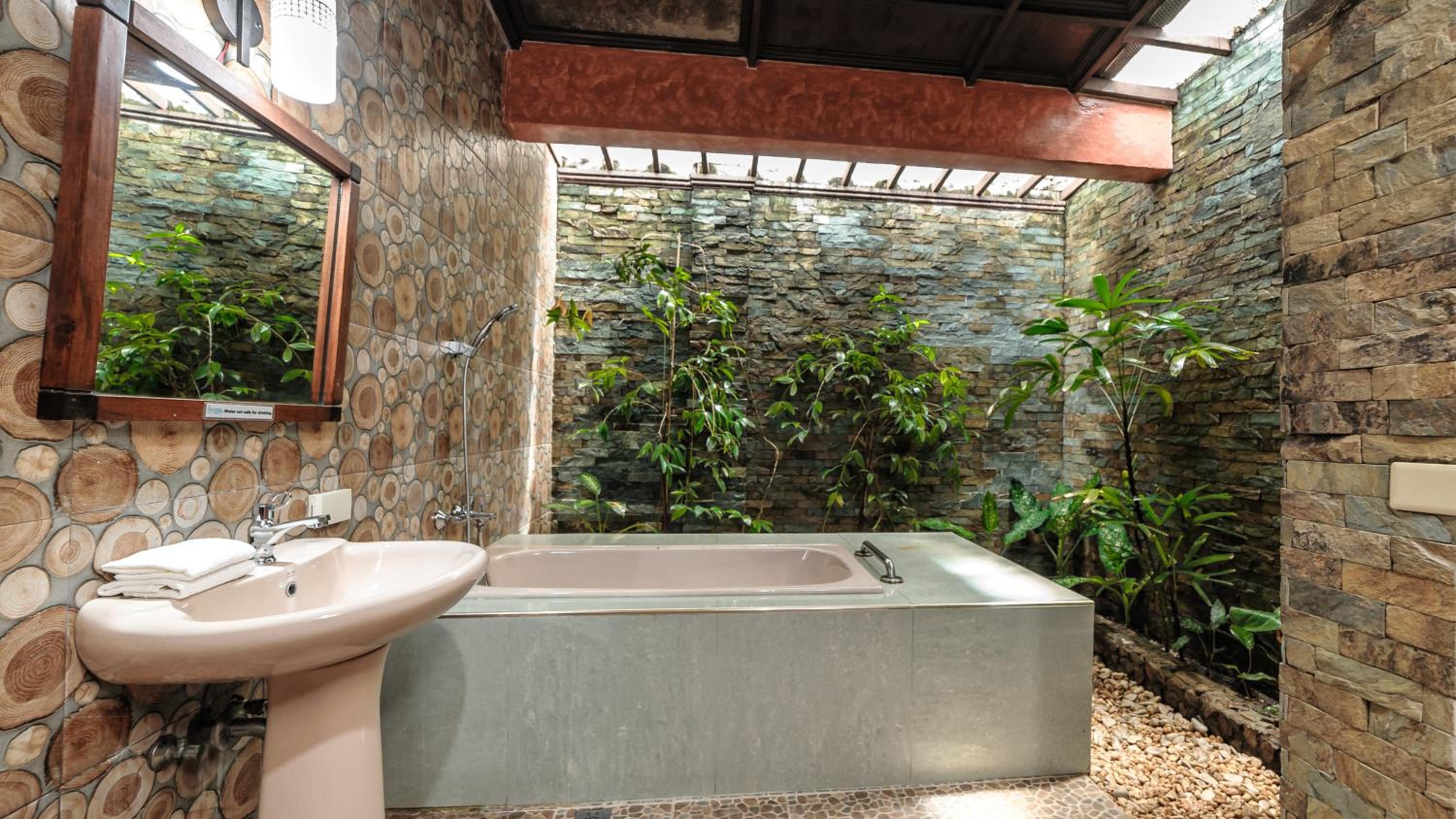 Superior Deluxe Room with Pool View - Photo 4