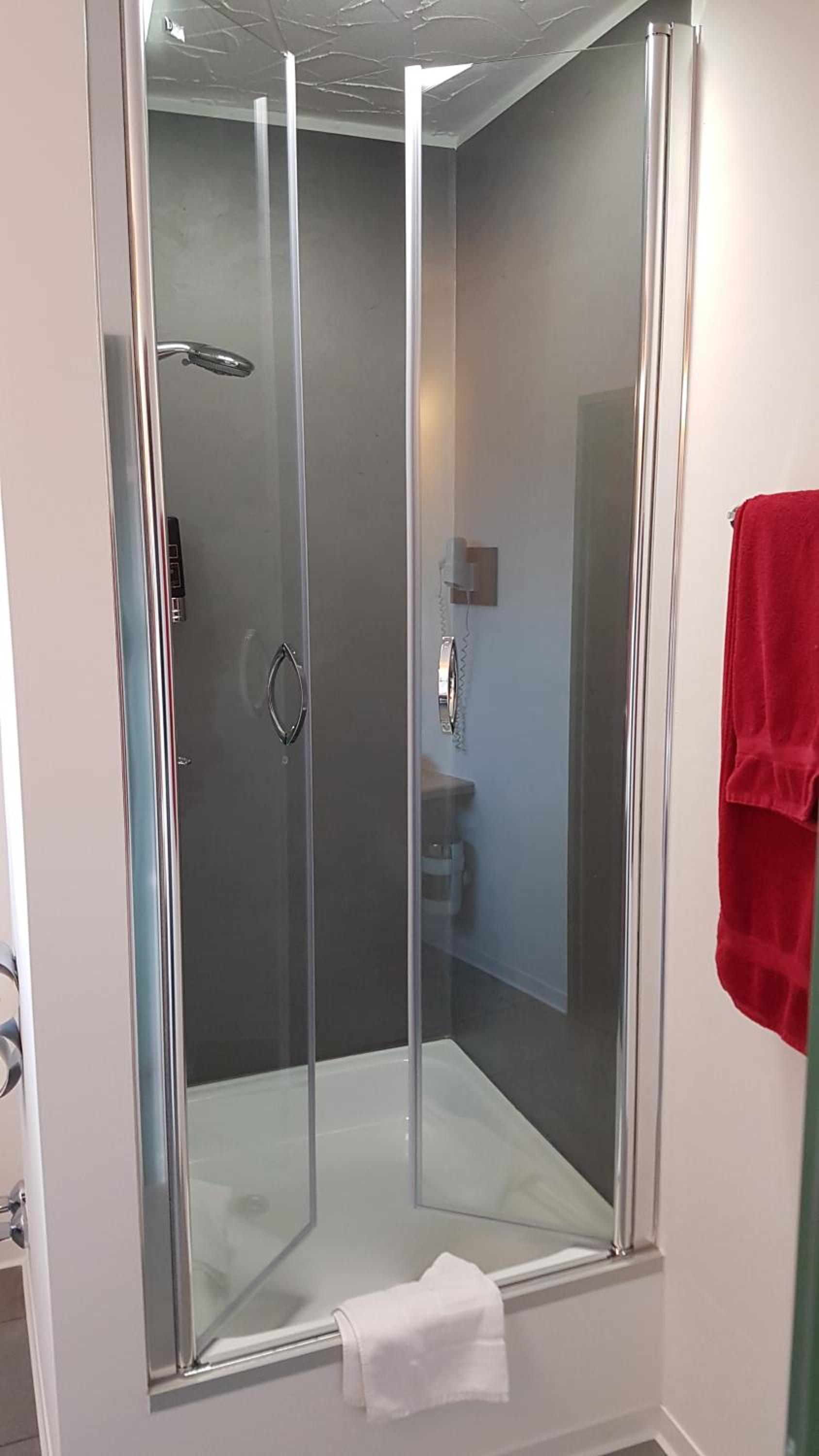Standard Double Room - Photo 9