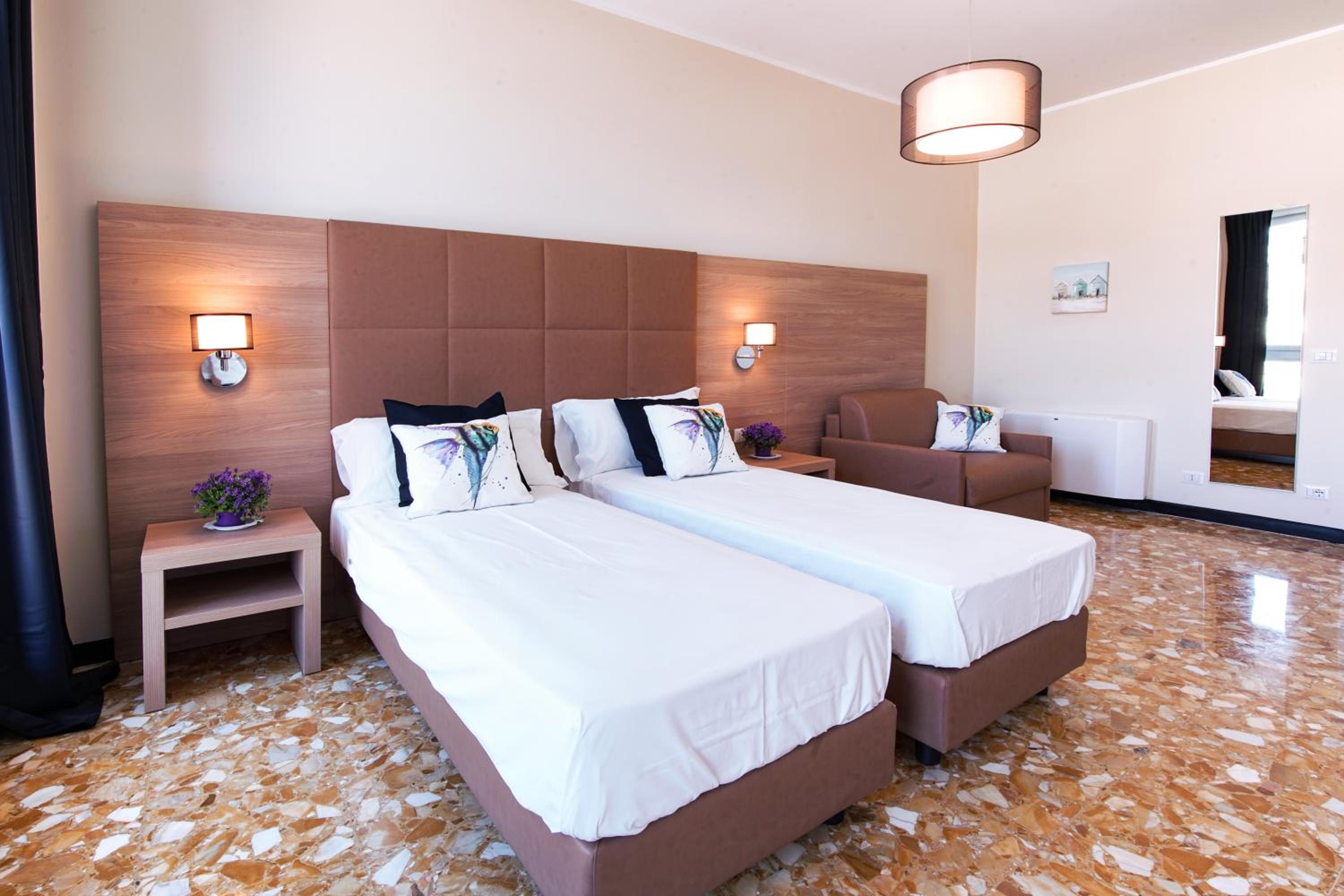 Triple room side view - Photo 1