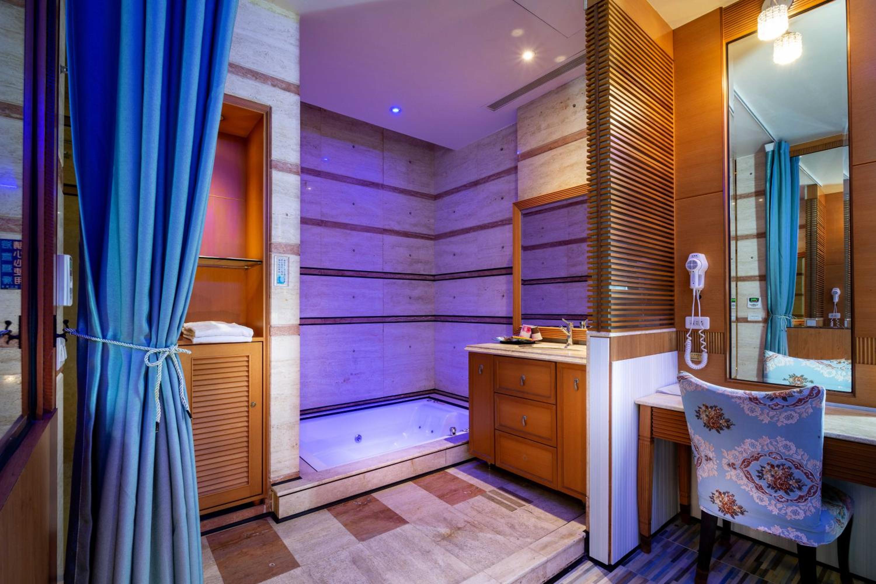 Deluxe Double Room with Bath - Photo 10